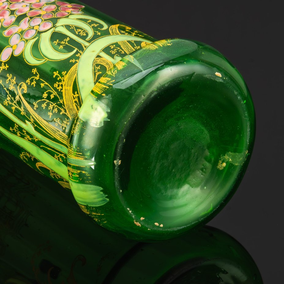 Ваза, декорированная изображением ирисов, фирма Legras et C. (предположительно)