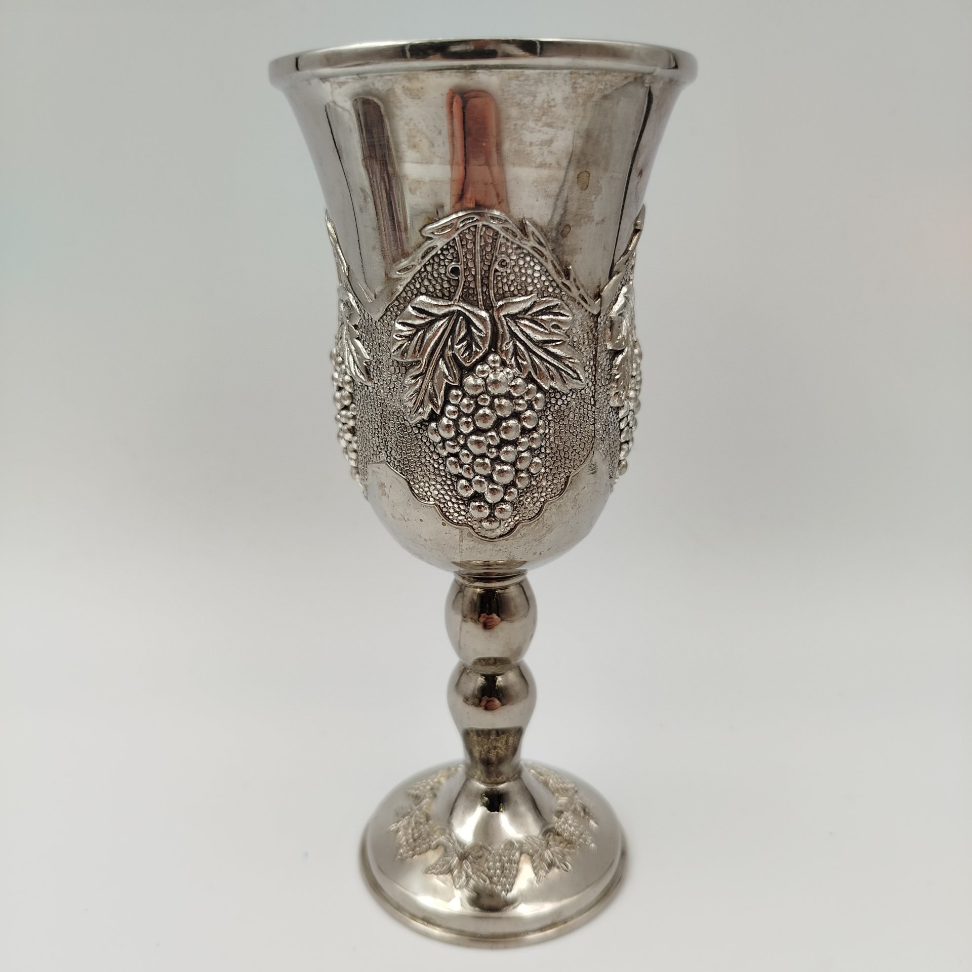 Бокал винный с декором в виде виноградной лозы