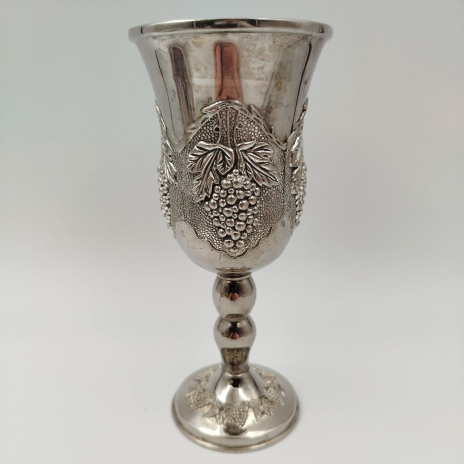 Бокал винный с декором в виде виноградной лозы