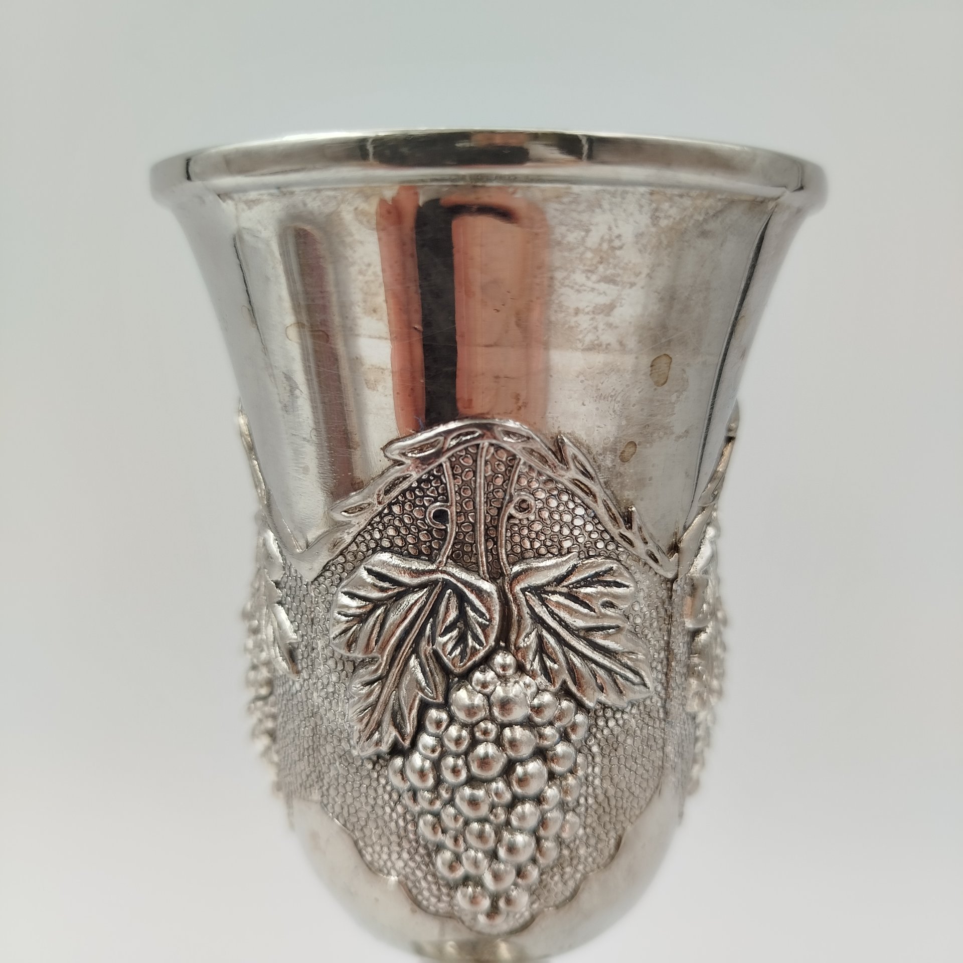 Бокал винный с декором в виде виноградной лозы