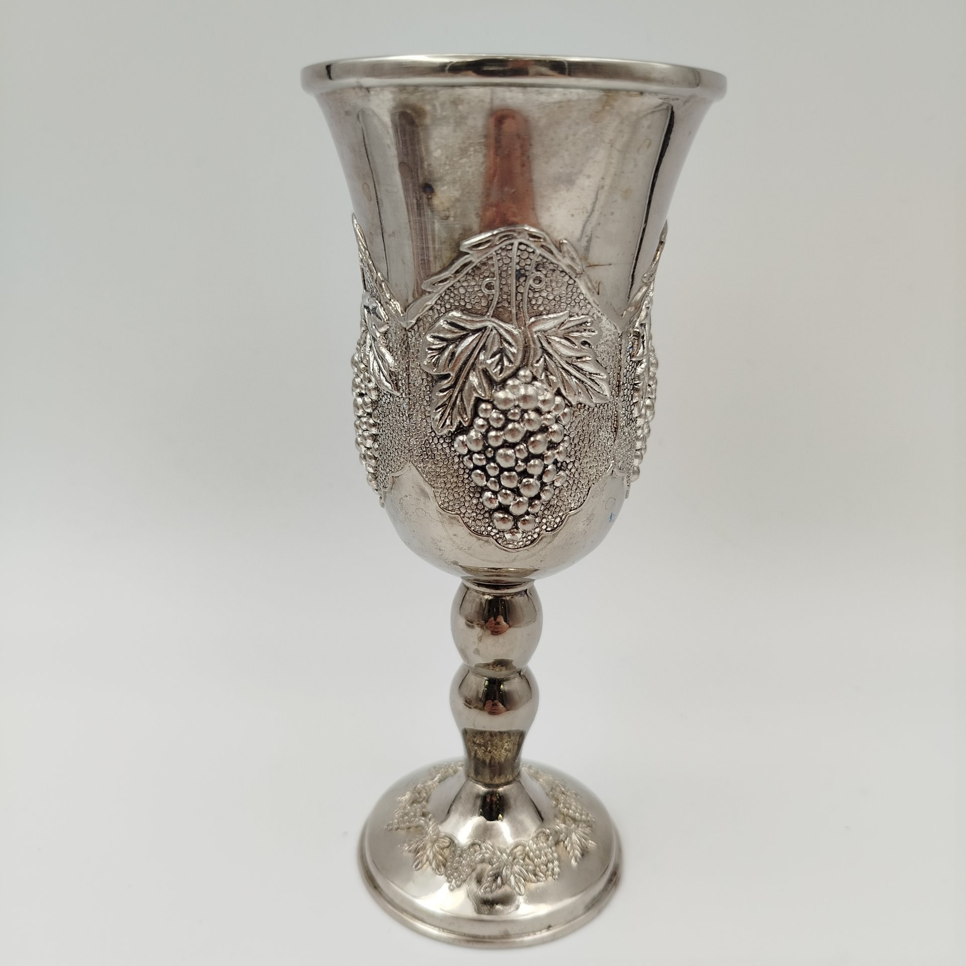 Бокал винный с декором в виде виноградной лозы