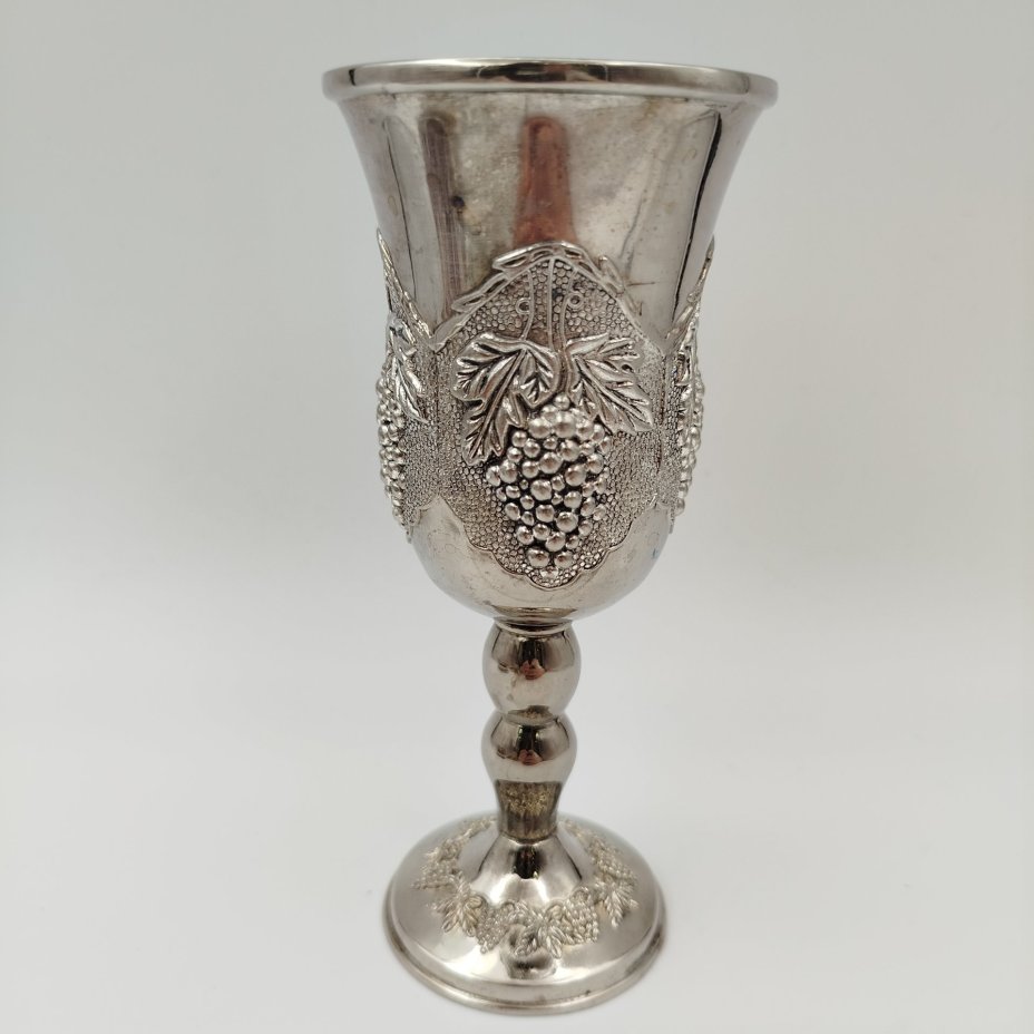 Бокал винный с декором в виде виноградной лозы