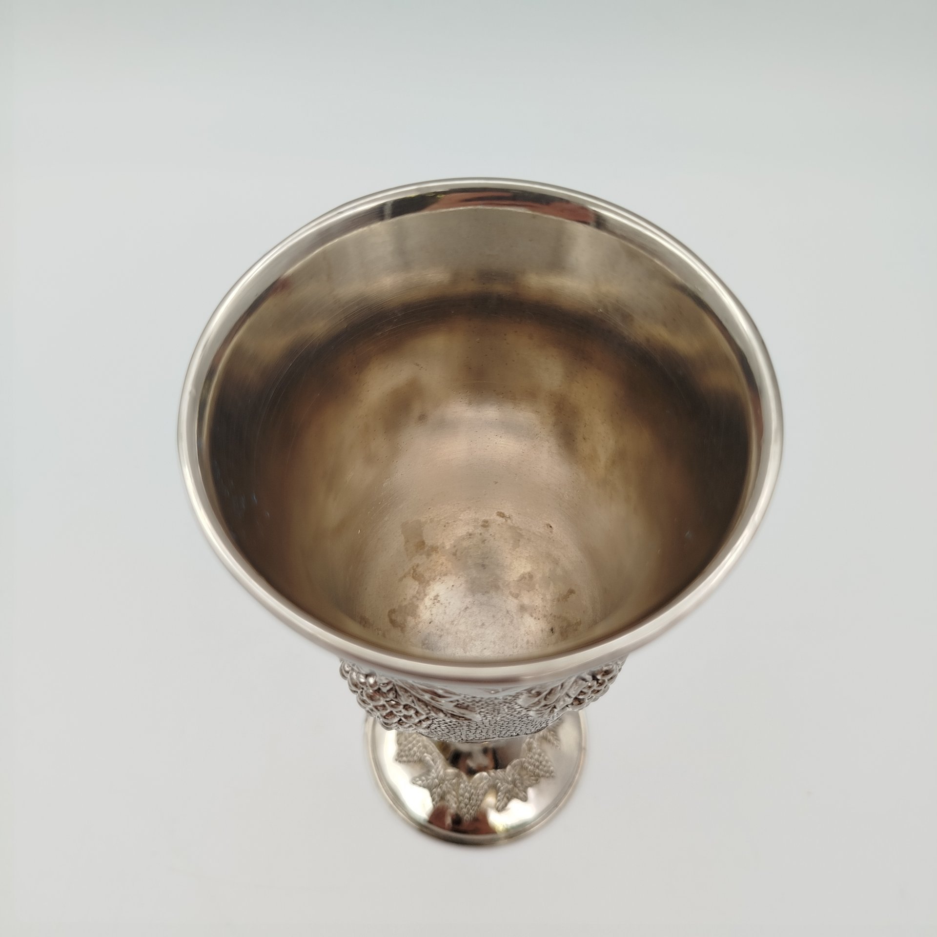 Бокал винный с декором в виде виноградной лозы