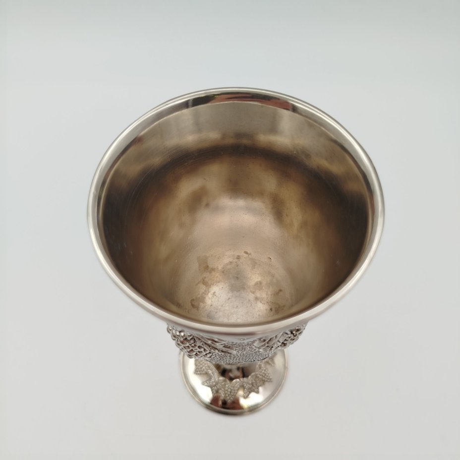 Бокал винный с декором в виде виноградной лозы