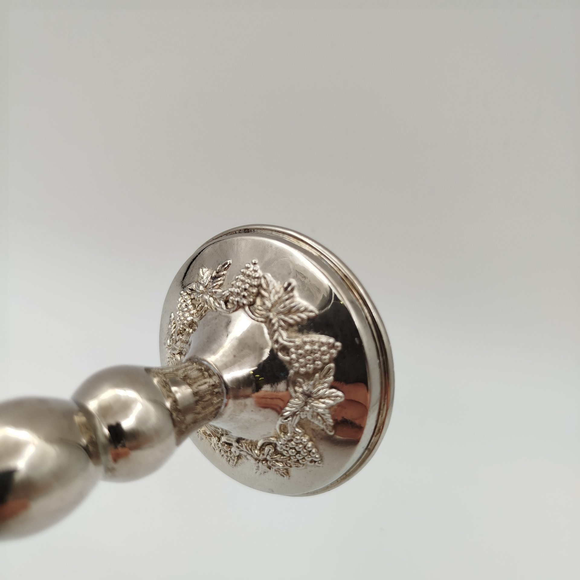 Бокал винный с декором в виде виноградной лозы