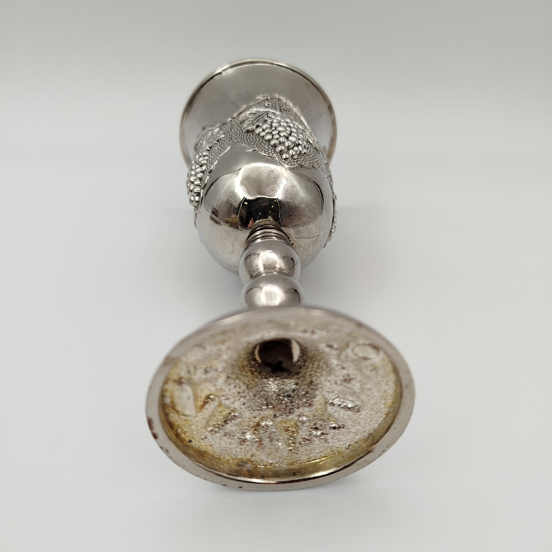 Бокал винный с декором в виде виноградной лозы