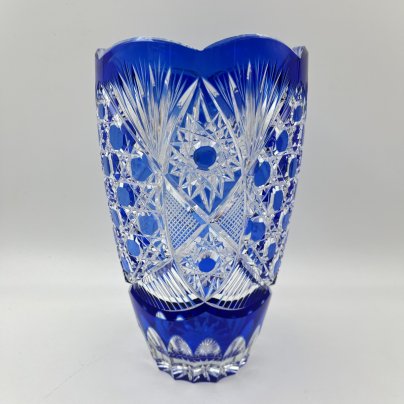 Ваза кобальтового цвета с резным декором