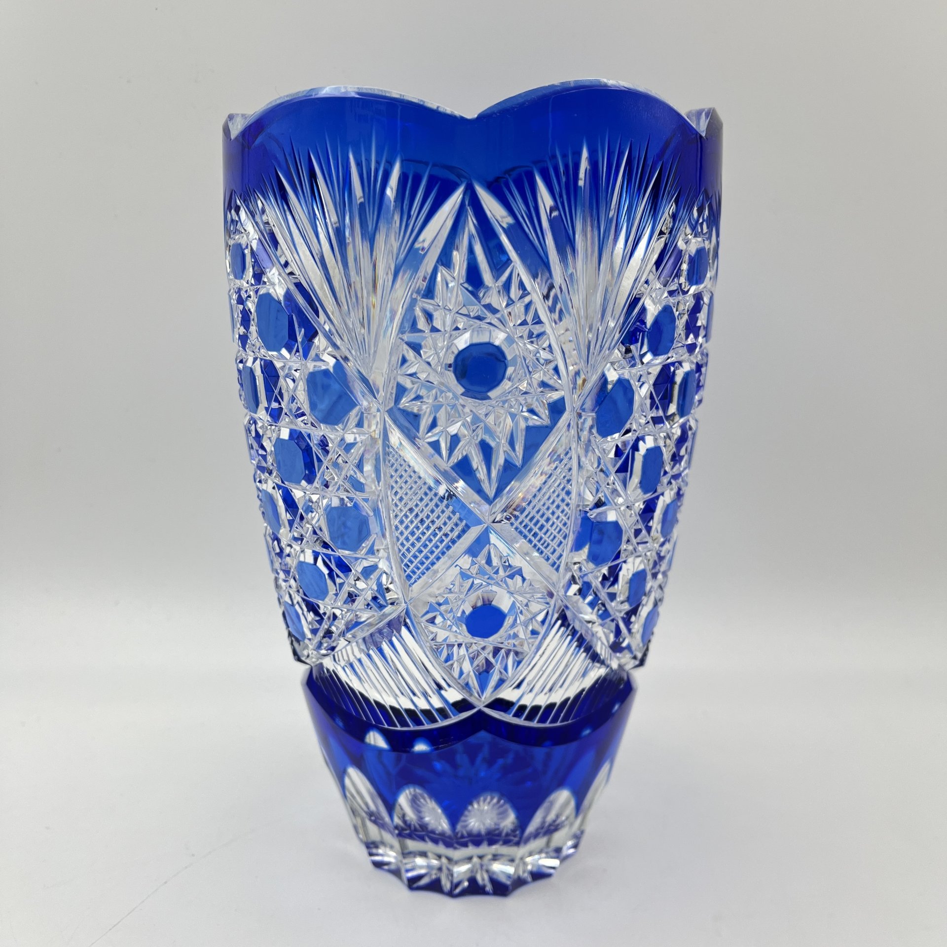 Ваза кобальтового цвета с резным декором