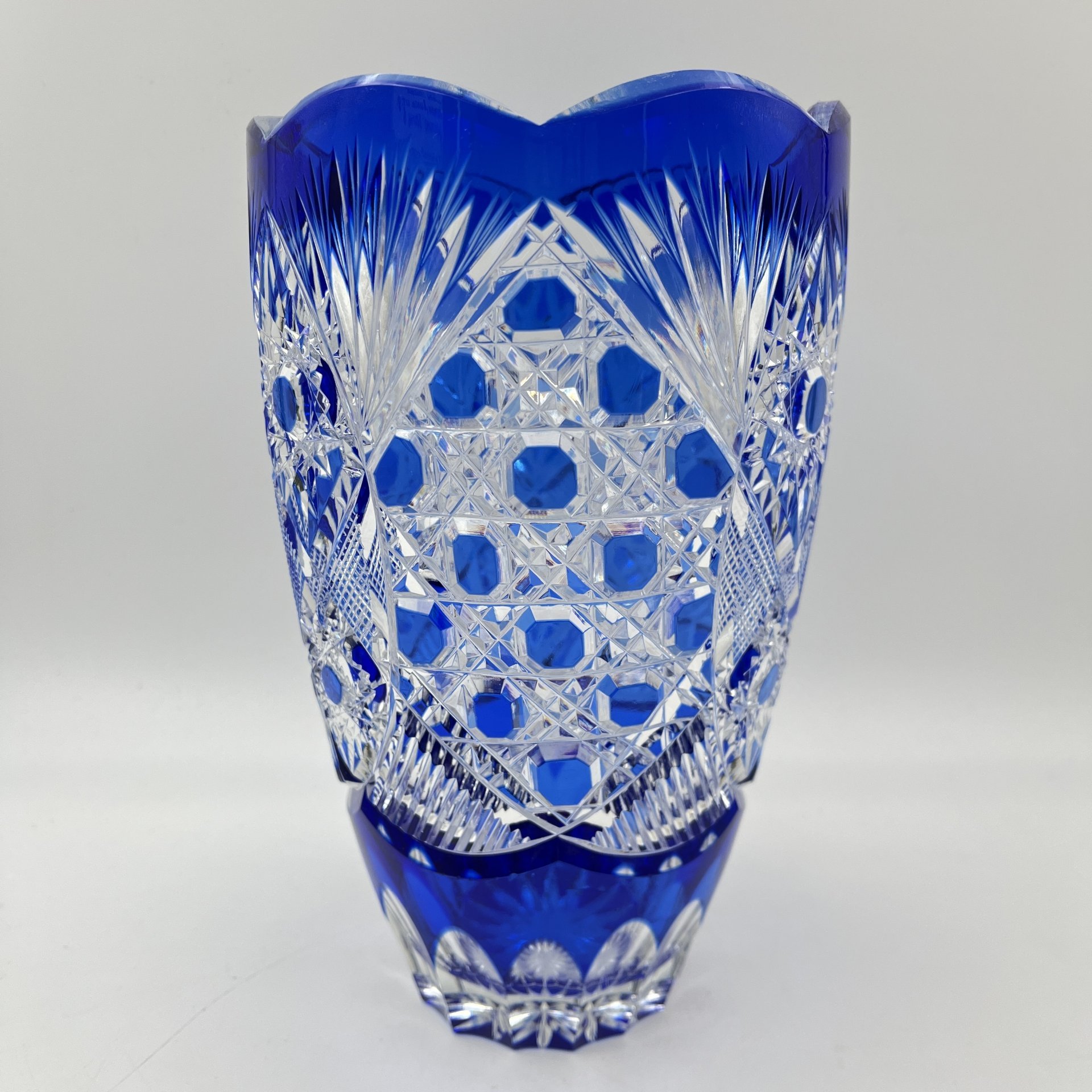 Ваза кобальтового цвета с резным декором