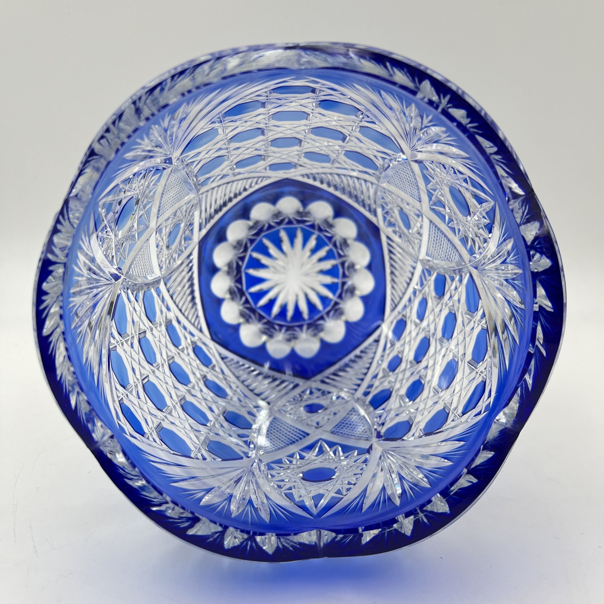 Ваза кобальтового цвета с резным декором