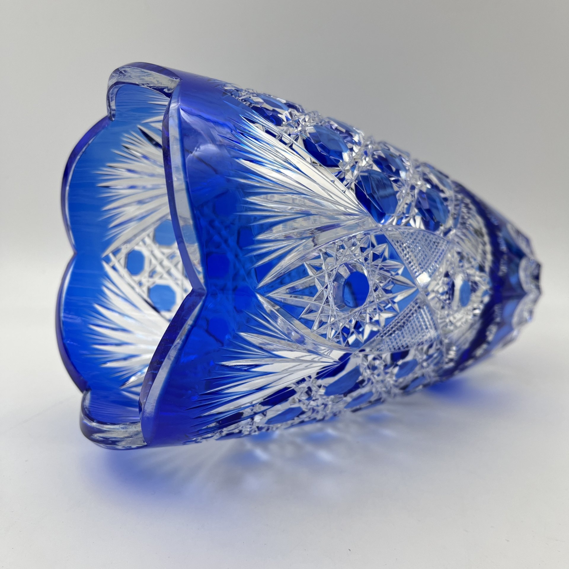 Ваза кобальтового цвета с резным декором