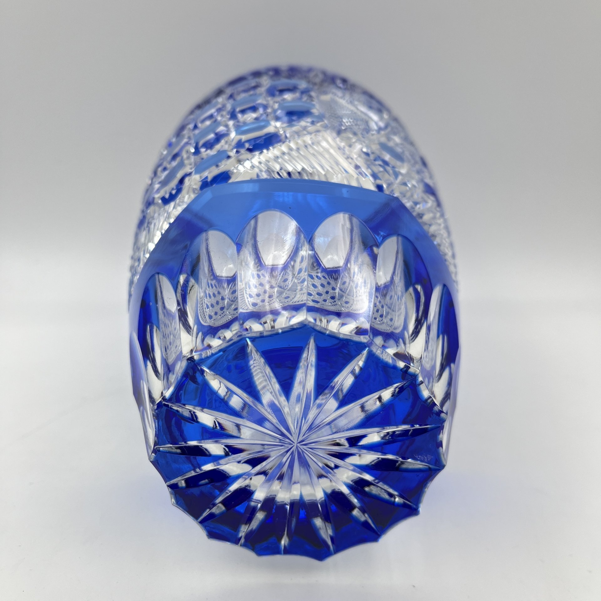 Ваза кобальтового цвета с резным декором