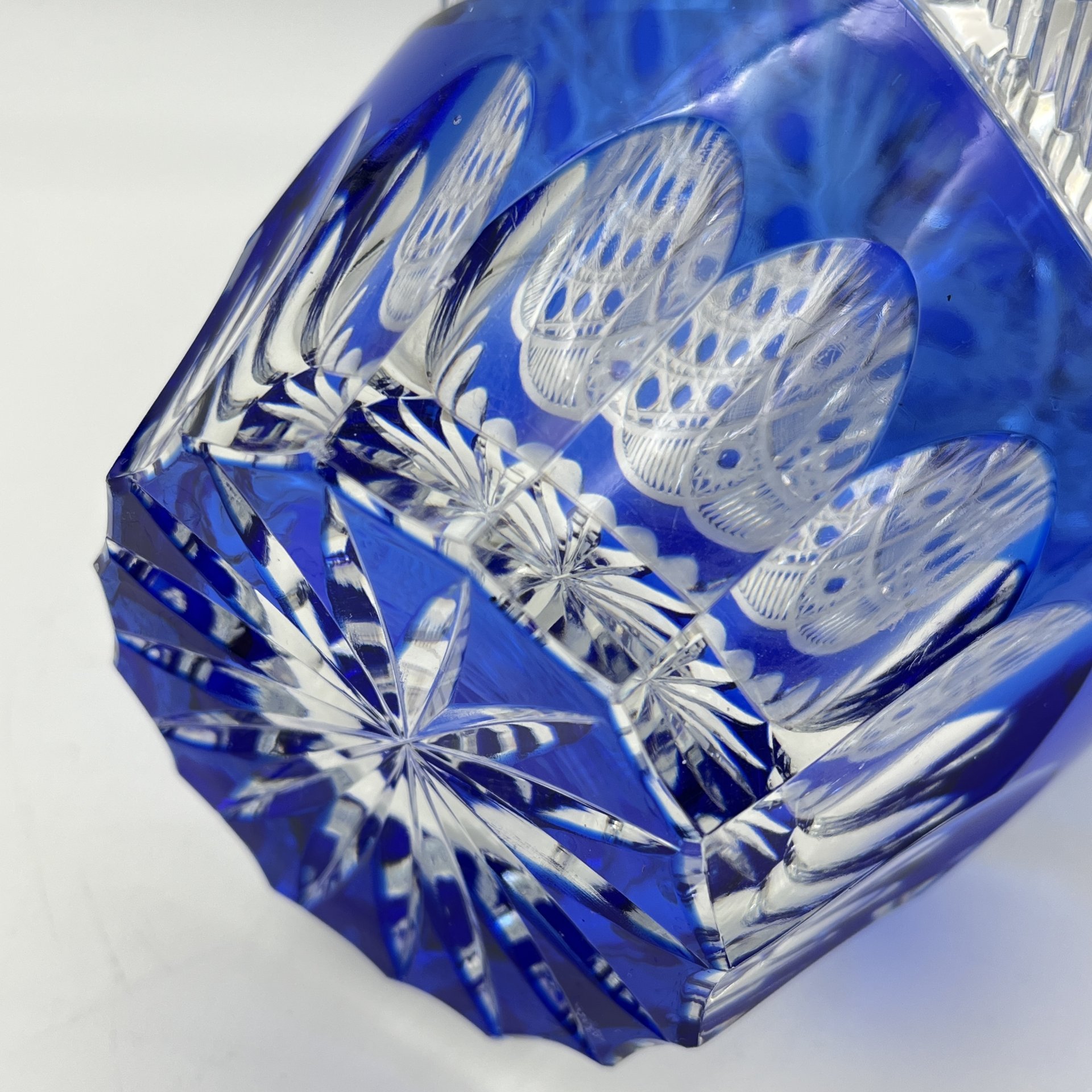 Ваза кобальтового цвета с резным декором