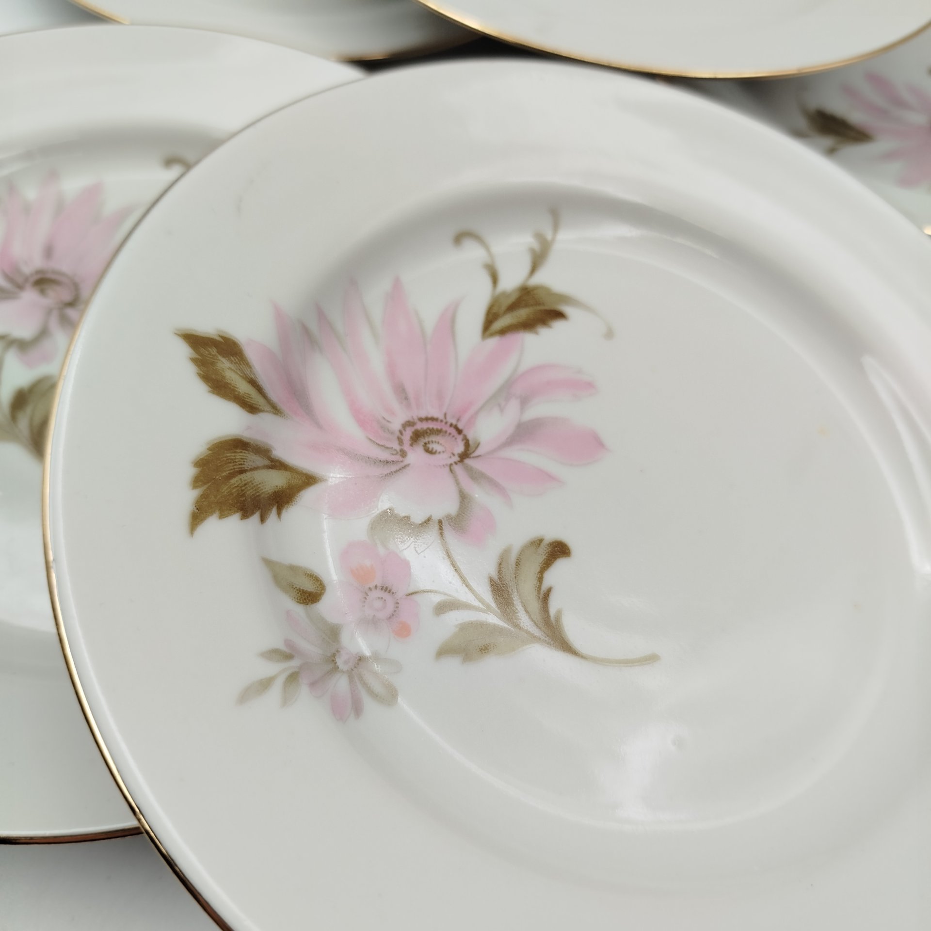 Набор пирожковых (закусочных) тарелок "Астры" на 6 персон, фарфор, деколь, золочение, Дулевский фарфоровый завод (Дулёво), СССР, 1968-1991 гг.