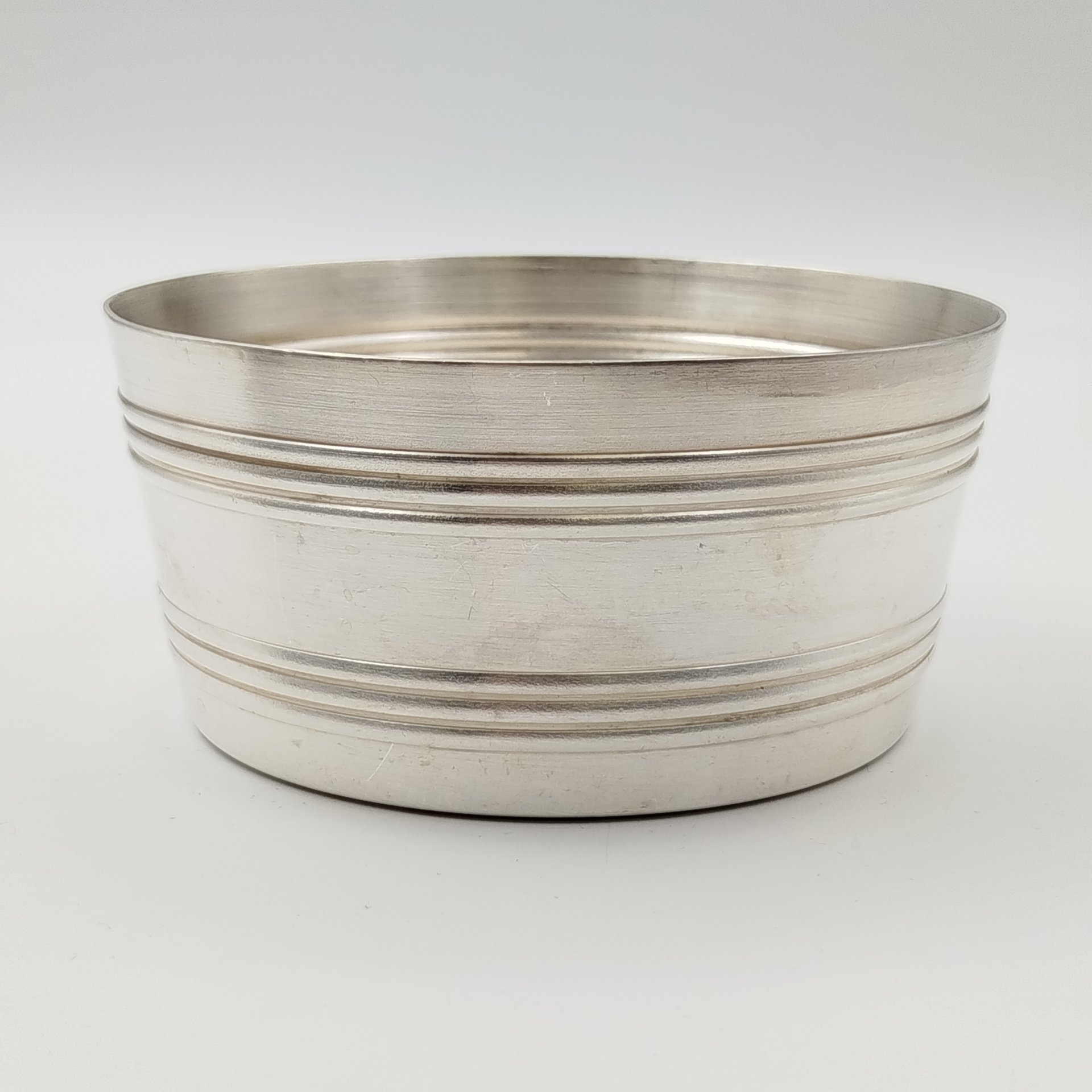 Икорница с линейным декором