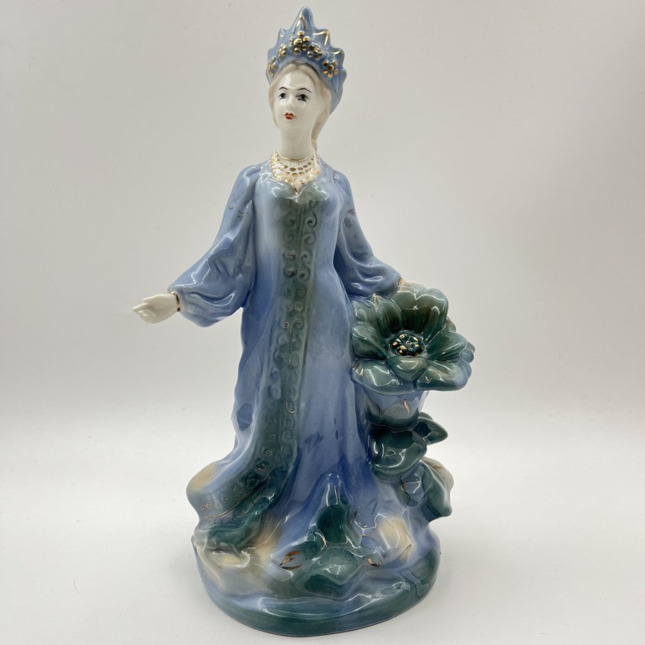 Статуэтка "Хозяйка медной горы", скульптор Л. Н. Шушканова, фарфор, роспись, Турыгинский фарфоровый завод артели «Художественная керамика» (Гжель), СССР, 1950-1960 гг.