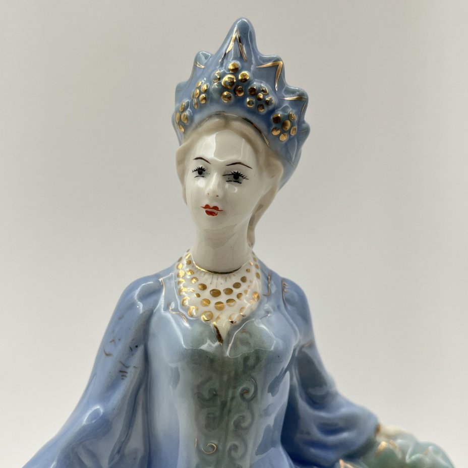 Статуэтка "Хозяйка медной горы", скульптор Л. Н. Шушканова, фарфор, роспись, Турыгинский фарфоровый завод артели «Художественная керамика» (Гжель), СССР, 1950-1960 гг.