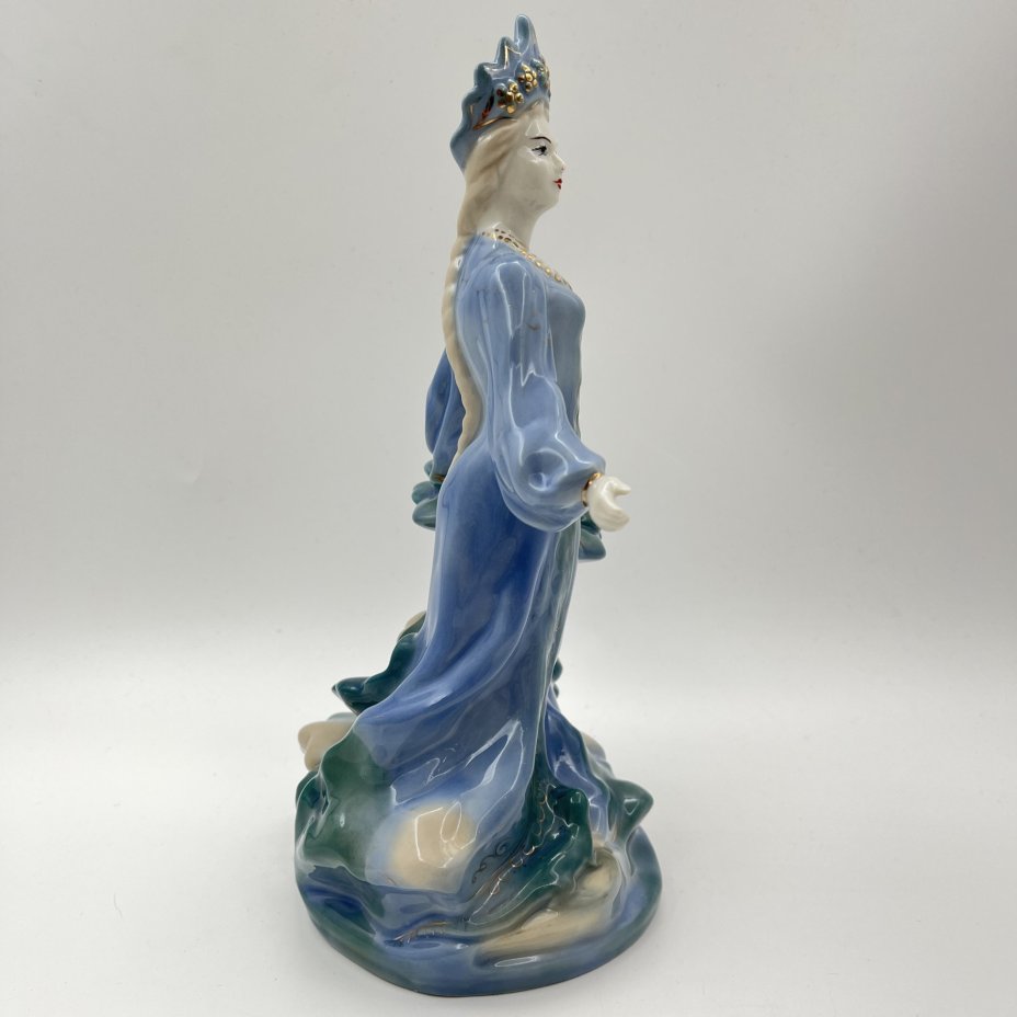 Статуэтка "Хозяйка медной горы", скульптор Л. Н. Шушканова, фарфор, роспись, Турыгинский фарфоровый завод артели «Художественная керамика» (Гжель), СССР, 1950-1960 гг.