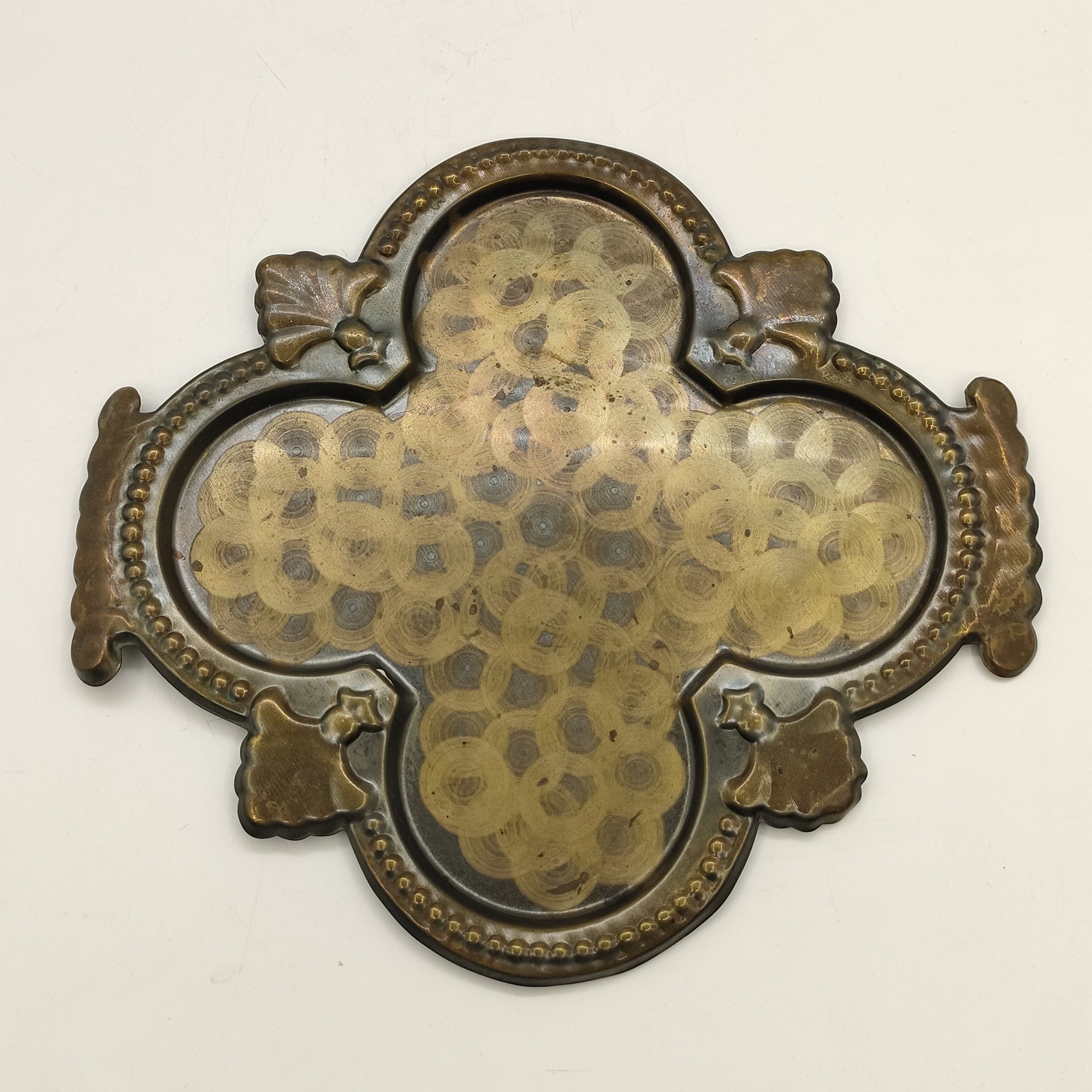 Поднос, украшенный рельефным декором в виде ракушек