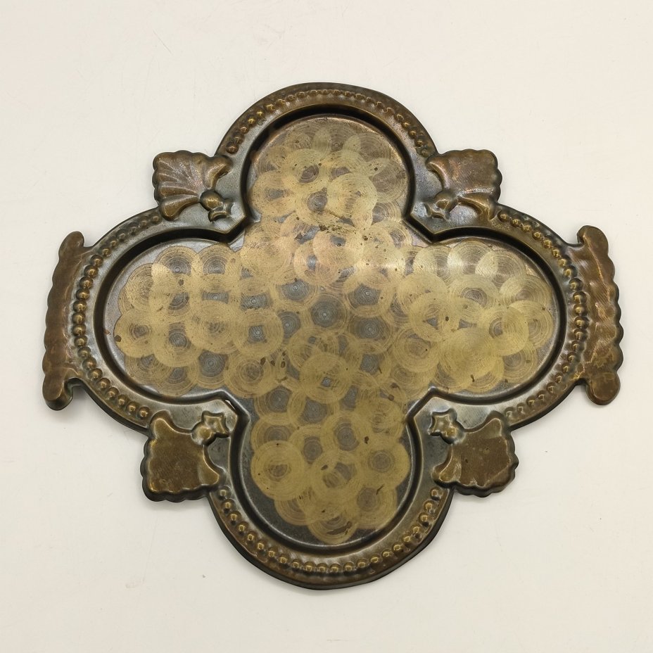 Поднос, украшенный рельефным декором в виде ракушек