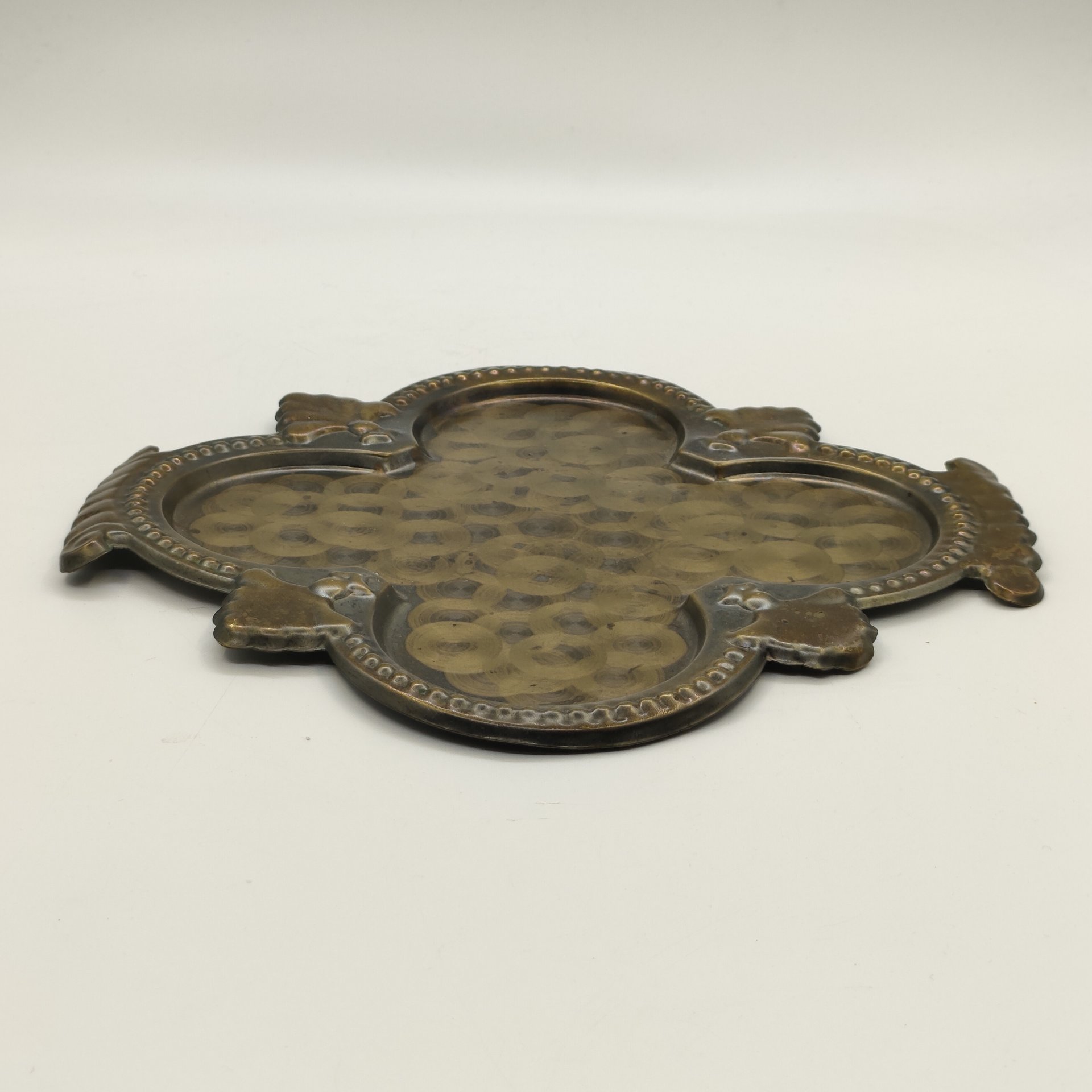 Поднос, украшенный рельефным декором в виде ракушек