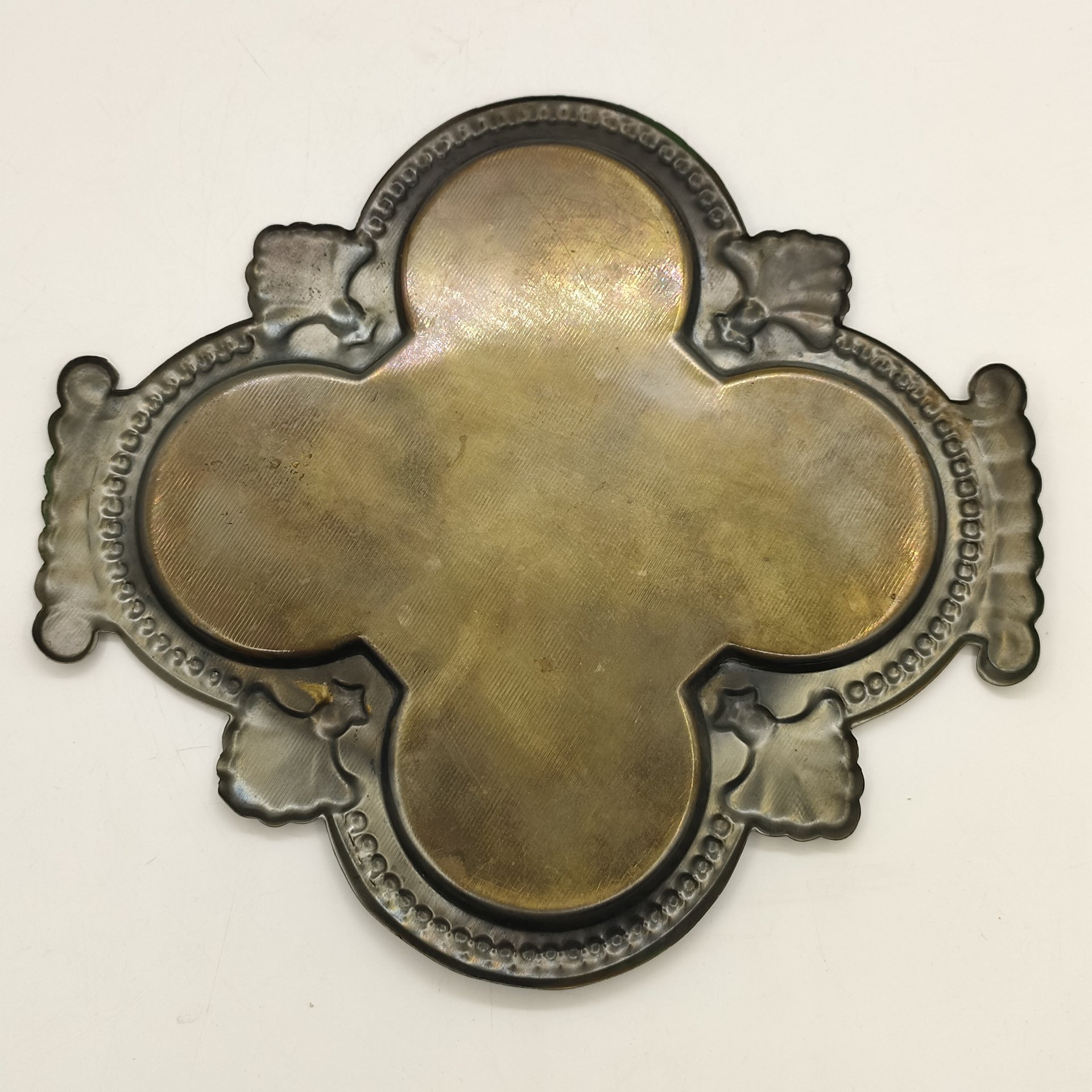 Поднос, украшенный рельефным декором в виде ракушек