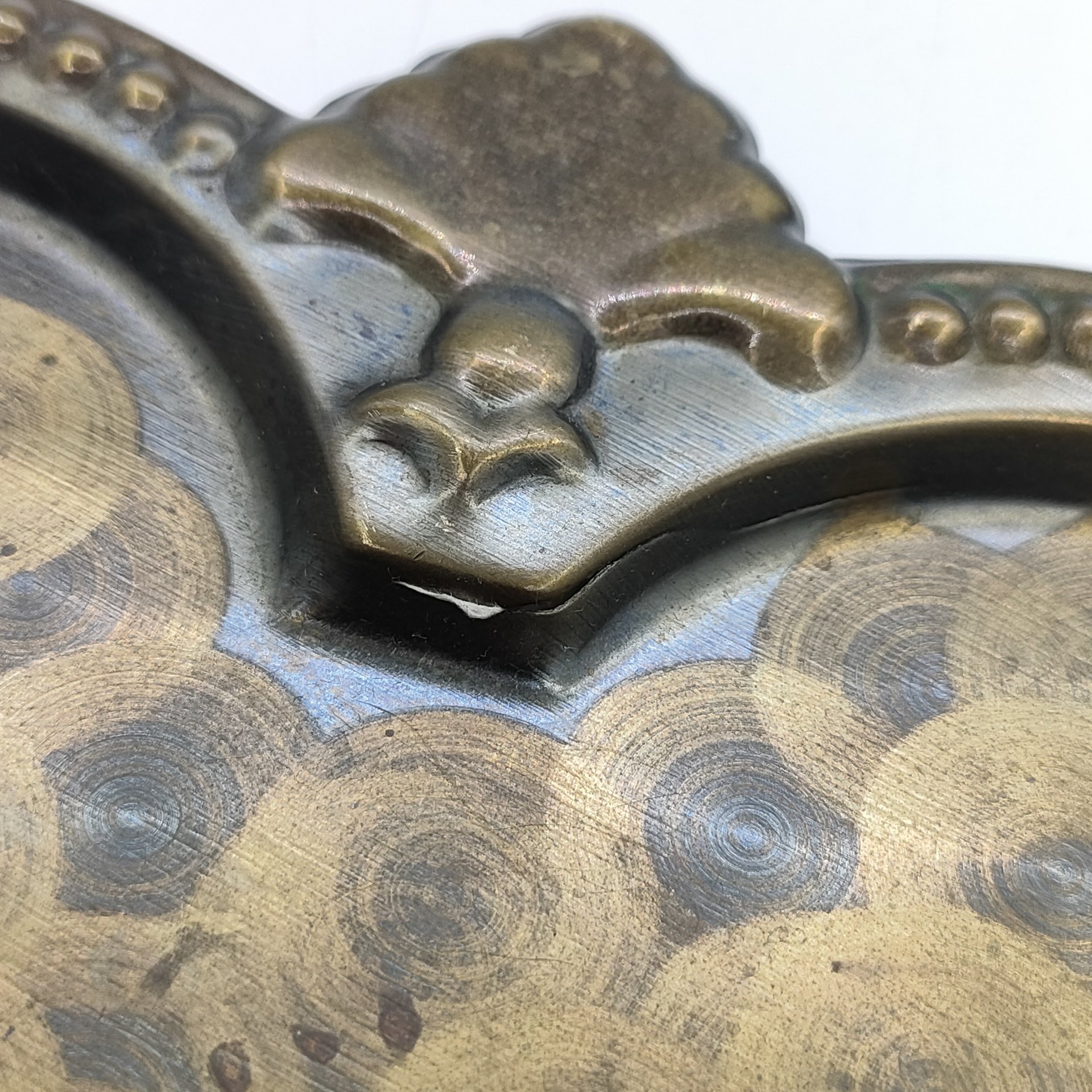 Поднос, украшенный рельефным декором в виде ракушек