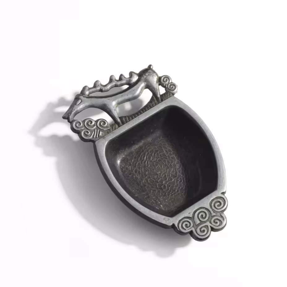 Пепельница, декорированная фигурой оленя