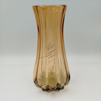 Ваза медового оттенка с рифленым туловом, Ливанский стекольный завод (Līvānu stikla fabrikа)