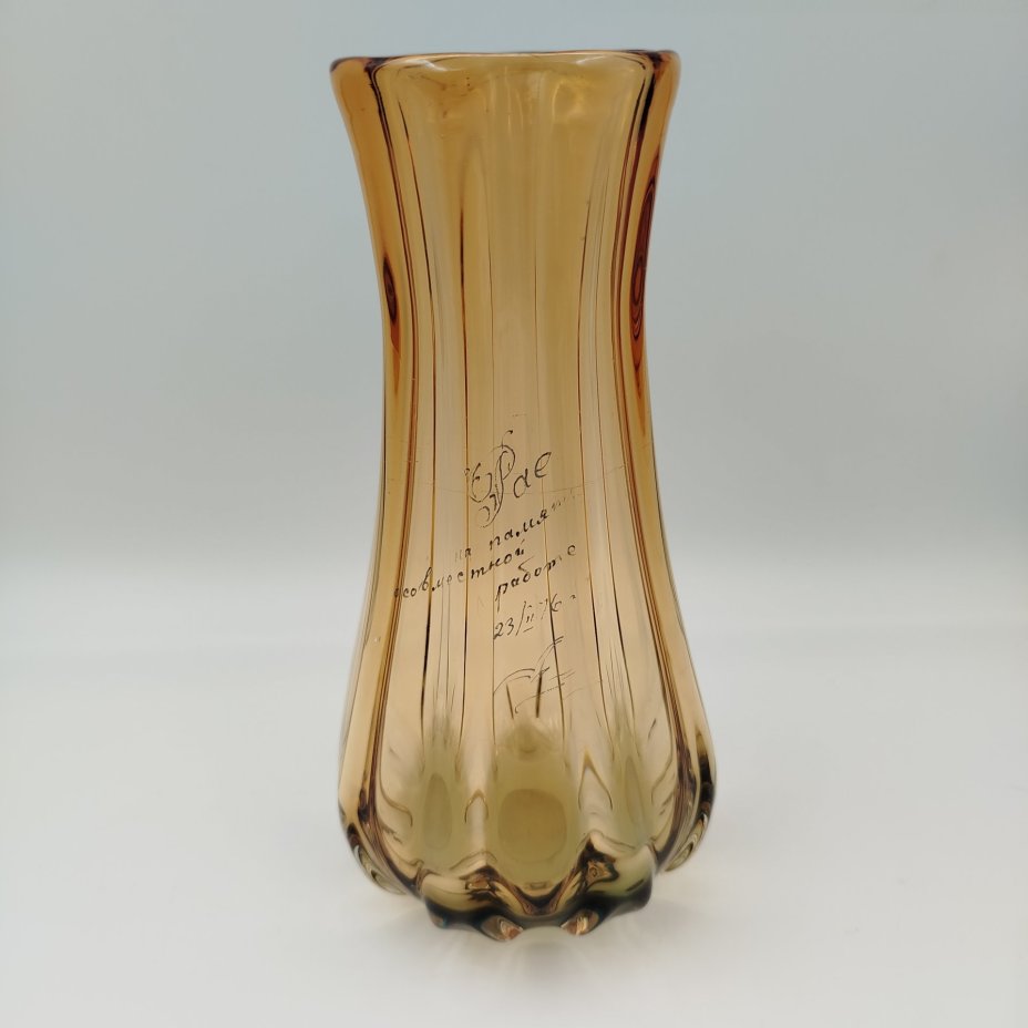 Ваза медового оттенка с рифленым туловом, Ливанский стекольный завод (Līvānu stikla fabrikа), цветное стекло, СССР, 1976 г.