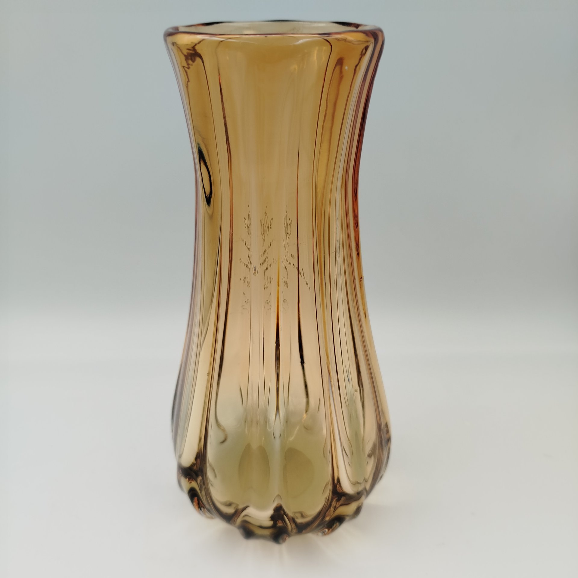 Ваза медового оттенка с рифленым туловом, Ливанский стекольный завод (Līvānu stikla fabrikа)