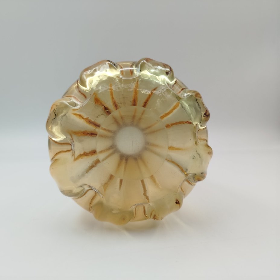 Ваза медового оттенка с рифленым туловом, Ливанский стекольный завод (Līvānu stikla fabrikа)