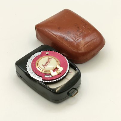 Экспонометр фотоэлектрический "Ленинград 2" (типа Ю11/2), пластик, металл, кожа, селеновый фотоэлемент, Завод «Вибратор», г. Ленинград, СССР, 1950-1960 гг.