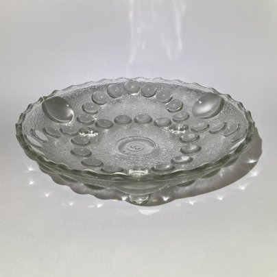 Ваза на ножках (фруктовница), украшенная рельефным декором, стекло, пресс, Уршельский стеклозавод имени 10-й годовщины Октября, СССР, 1963-1968 гг., Уршельский стеклозавод имени 10-й годовщины Октября