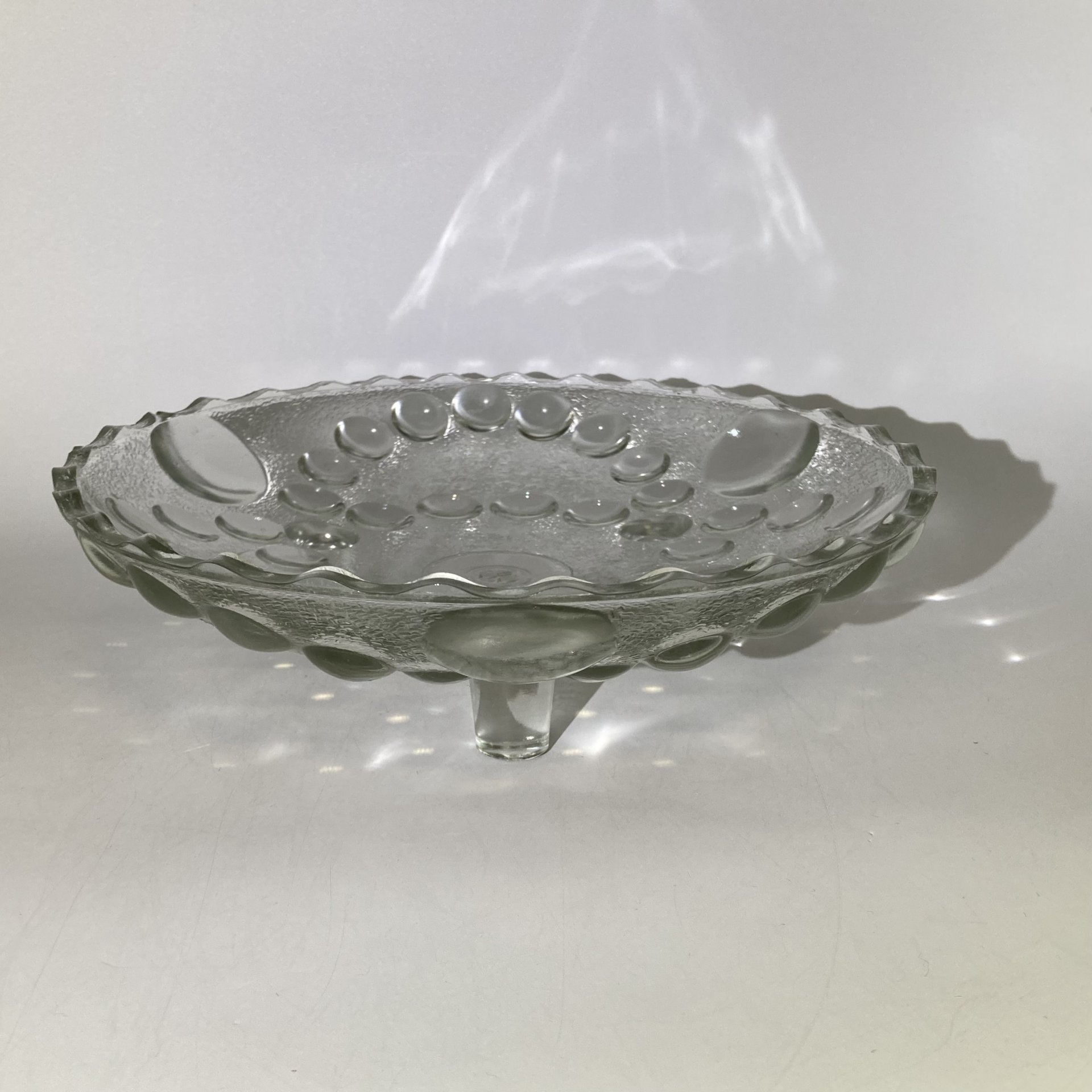 Ваза на ножках (фруктовница), украшенная рельефным декором, стекло, пресс, Уршельский стеклозавод имени 10-й годовщины Октября, СССР, 1963-1968 гг., Уршельский стеклозавод имени 10-й годовщины Октября