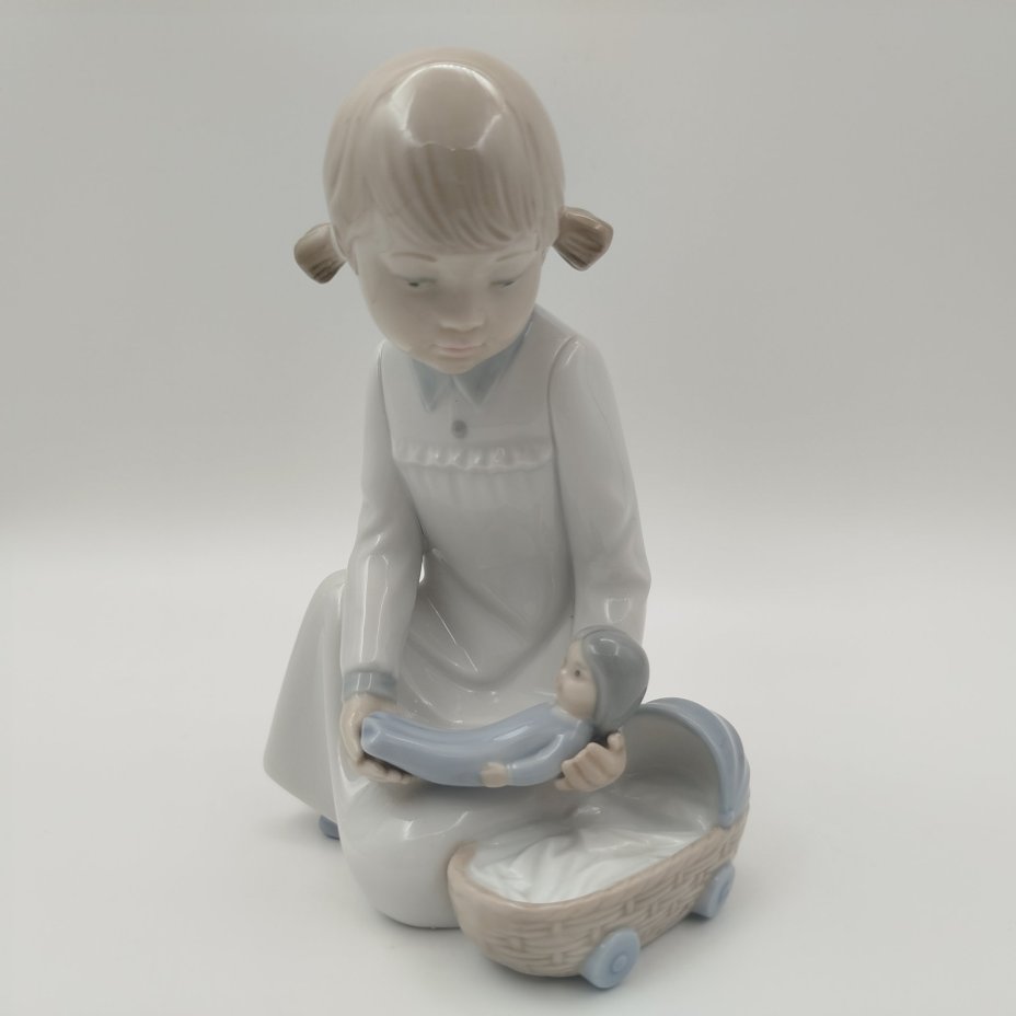 Статуэтка "Девочка с куклой у колыбели", фарфор, роспись, NAO Porcelain, Испания, 1970-2000 гг.