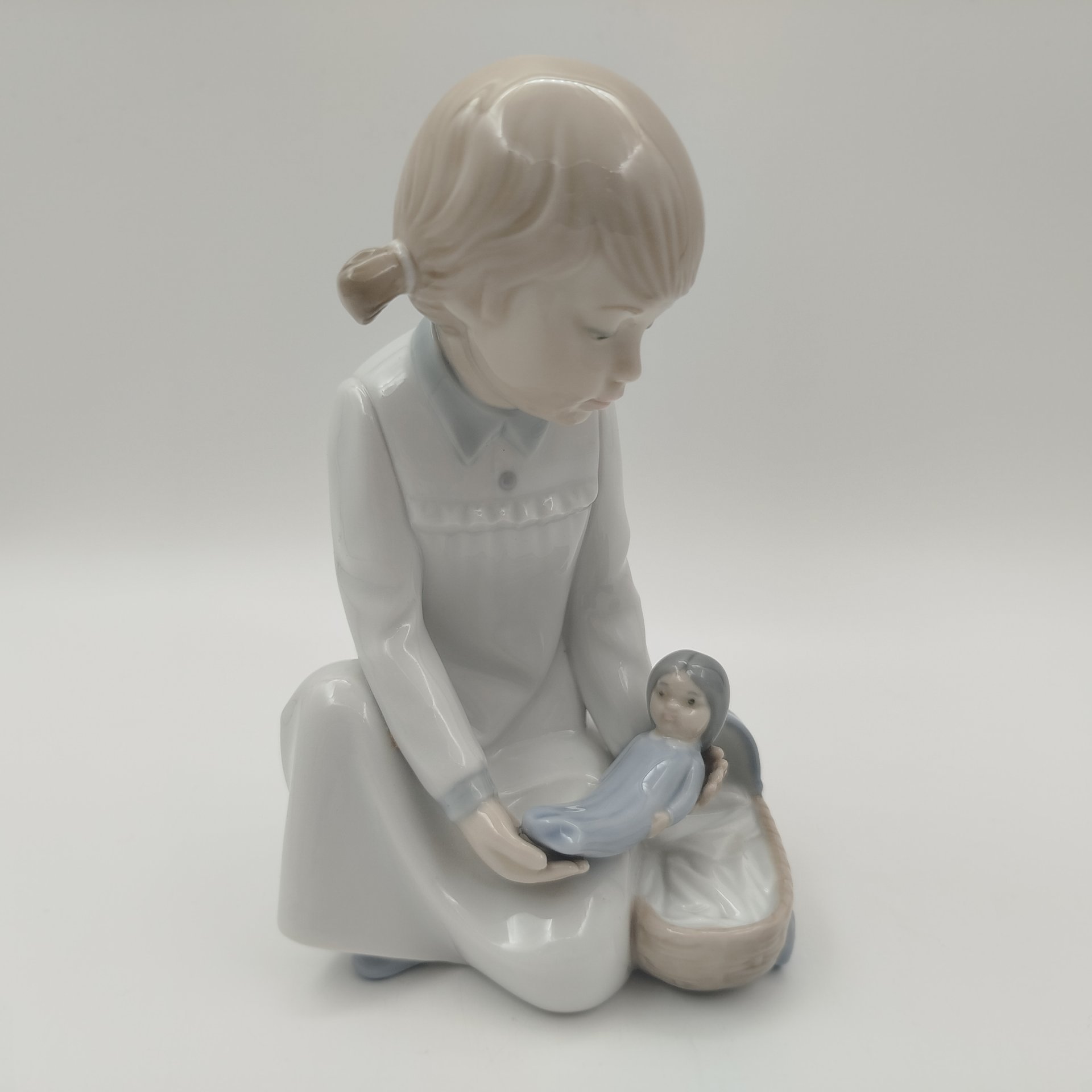 Статуэтка "Девочка с куклой у колыбели", фарфор, роспись, NAO Porcelain, Испания, 1970-2000 гг.