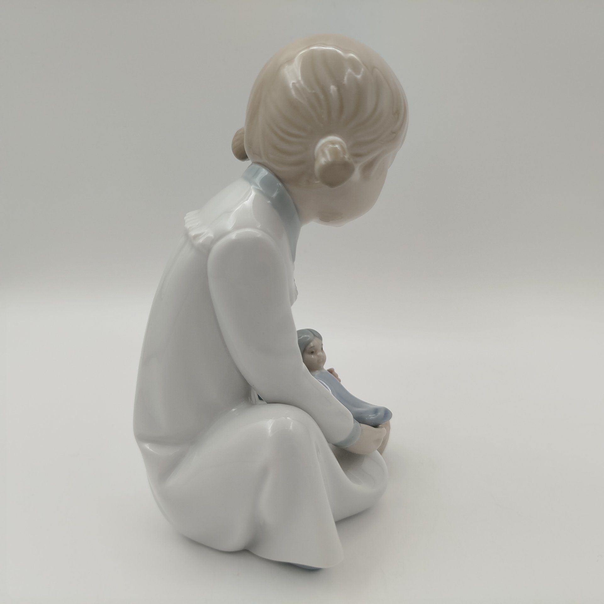 Статуэтка "Девочка с куклой у колыбели", фарфор, роспись, NAO Porcelain, Испания, 1970-2000 гг.