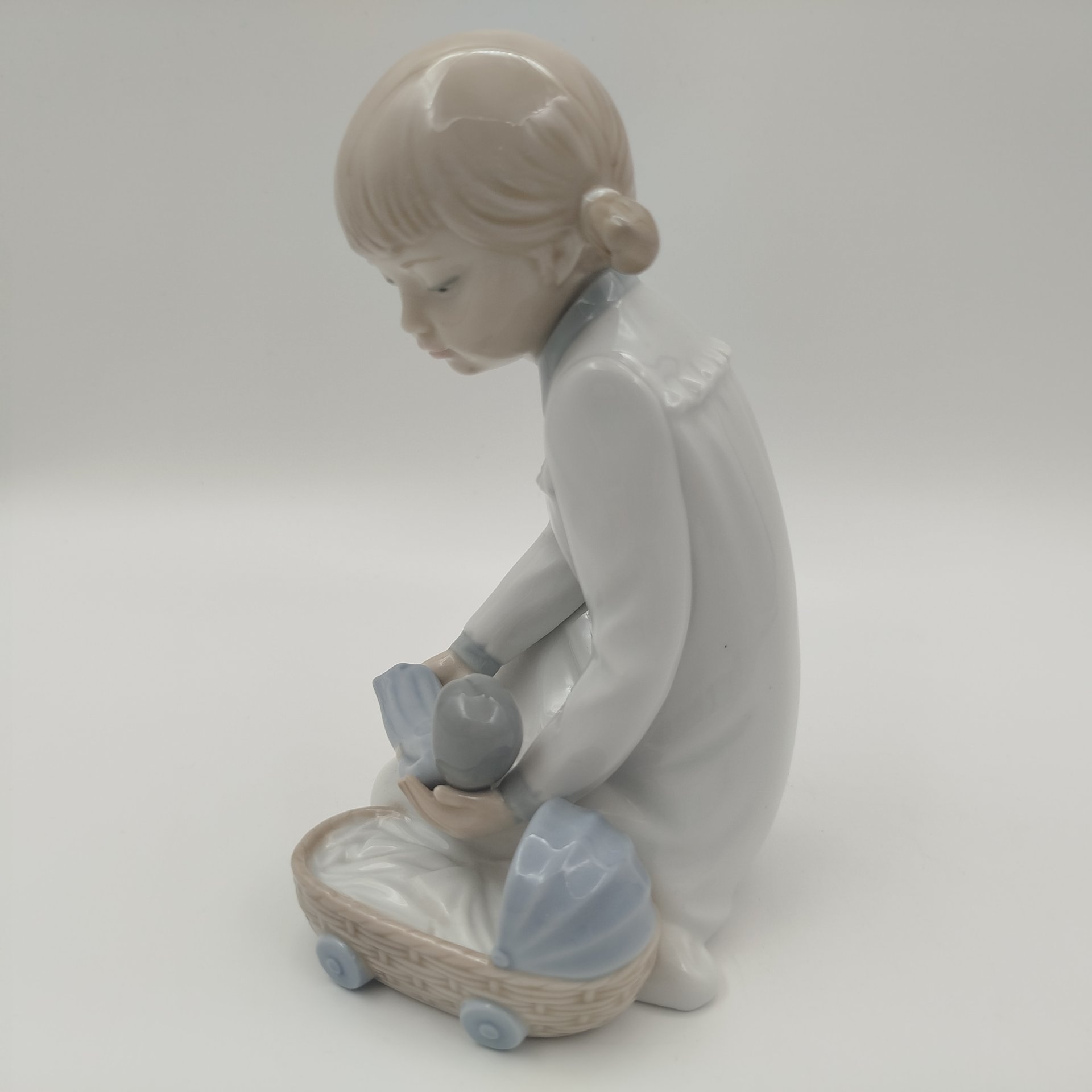 Статуэтка "Девочка с куклой у колыбели", фарфор, роспись, NAO Porcelain, Испания, 1970-2000 гг.