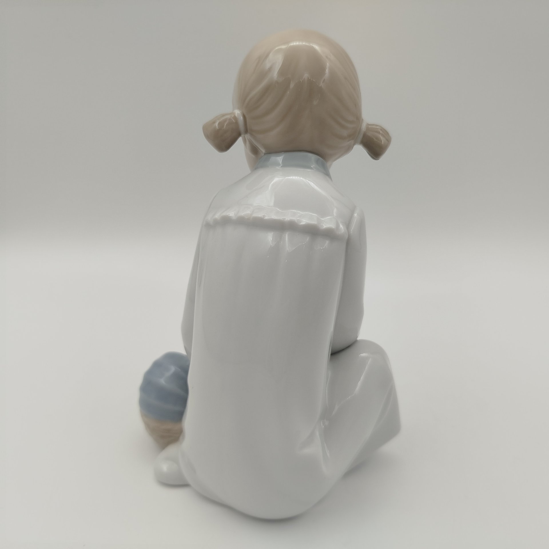 Статуэтка "Девочка с куклой у колыбели", фарфор, роспись, NAO Porcelain, Испания, 1970-2000 гг.