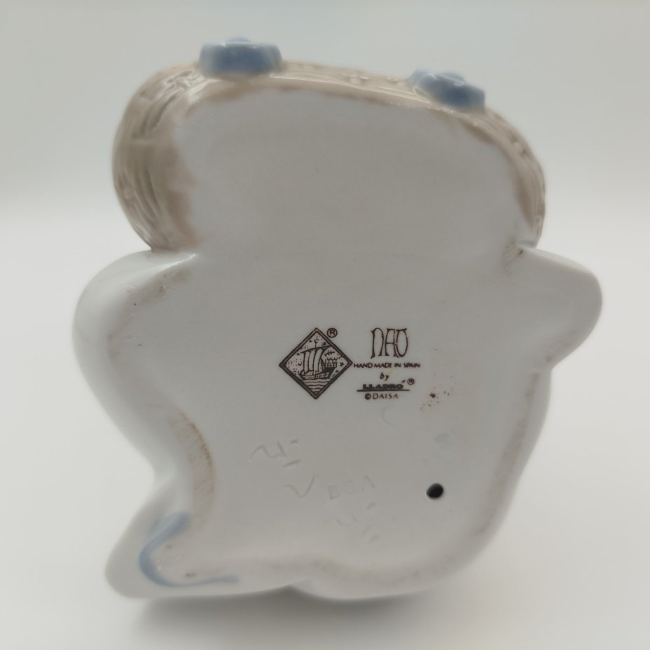 Статуэтка "Девочка с куклой у колыбели", фарфор, роспись, NAO Porcelain, Испания, 1970-2000 гг.