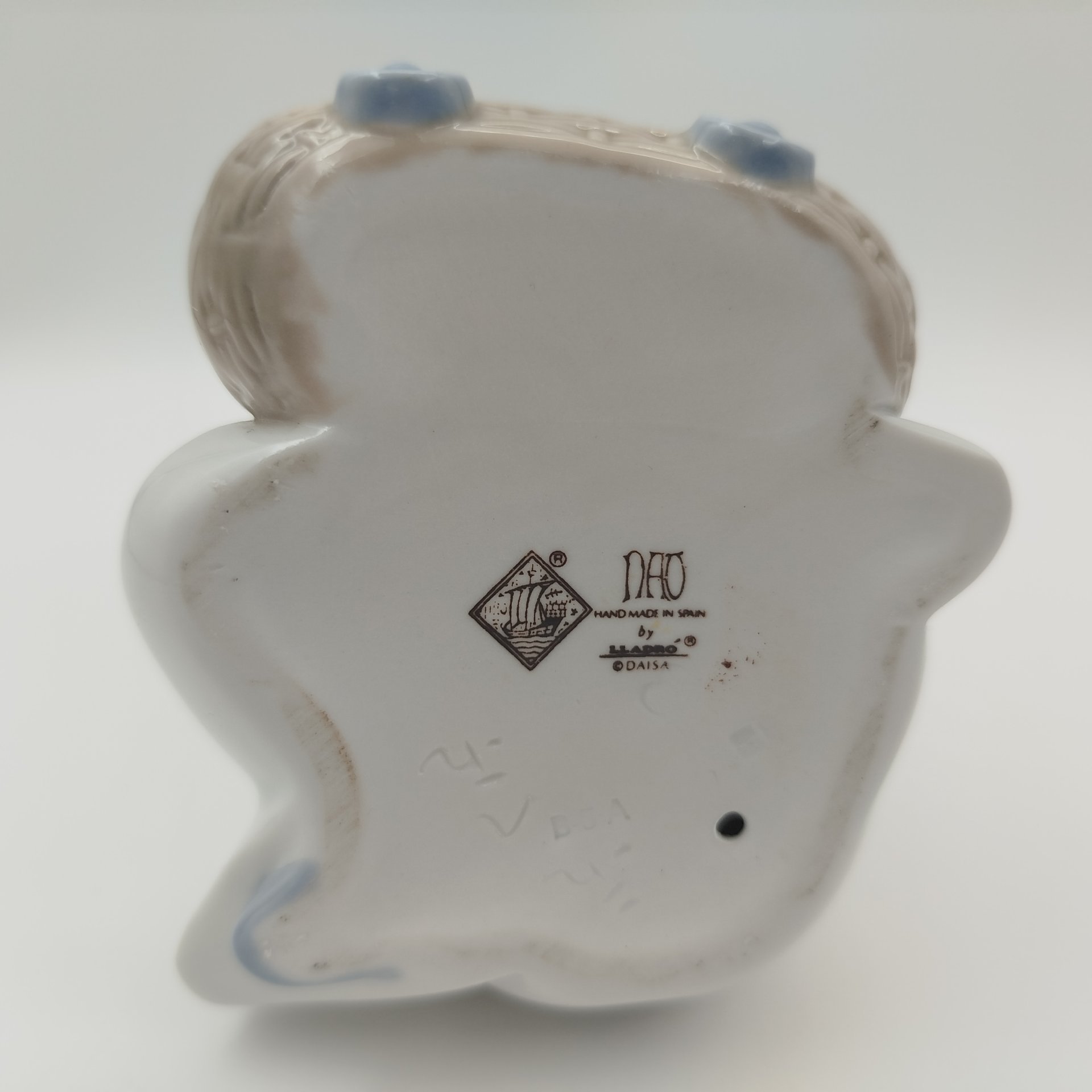 Статуэтка "Девочка с куклой у колыбели", NAO Porcelain