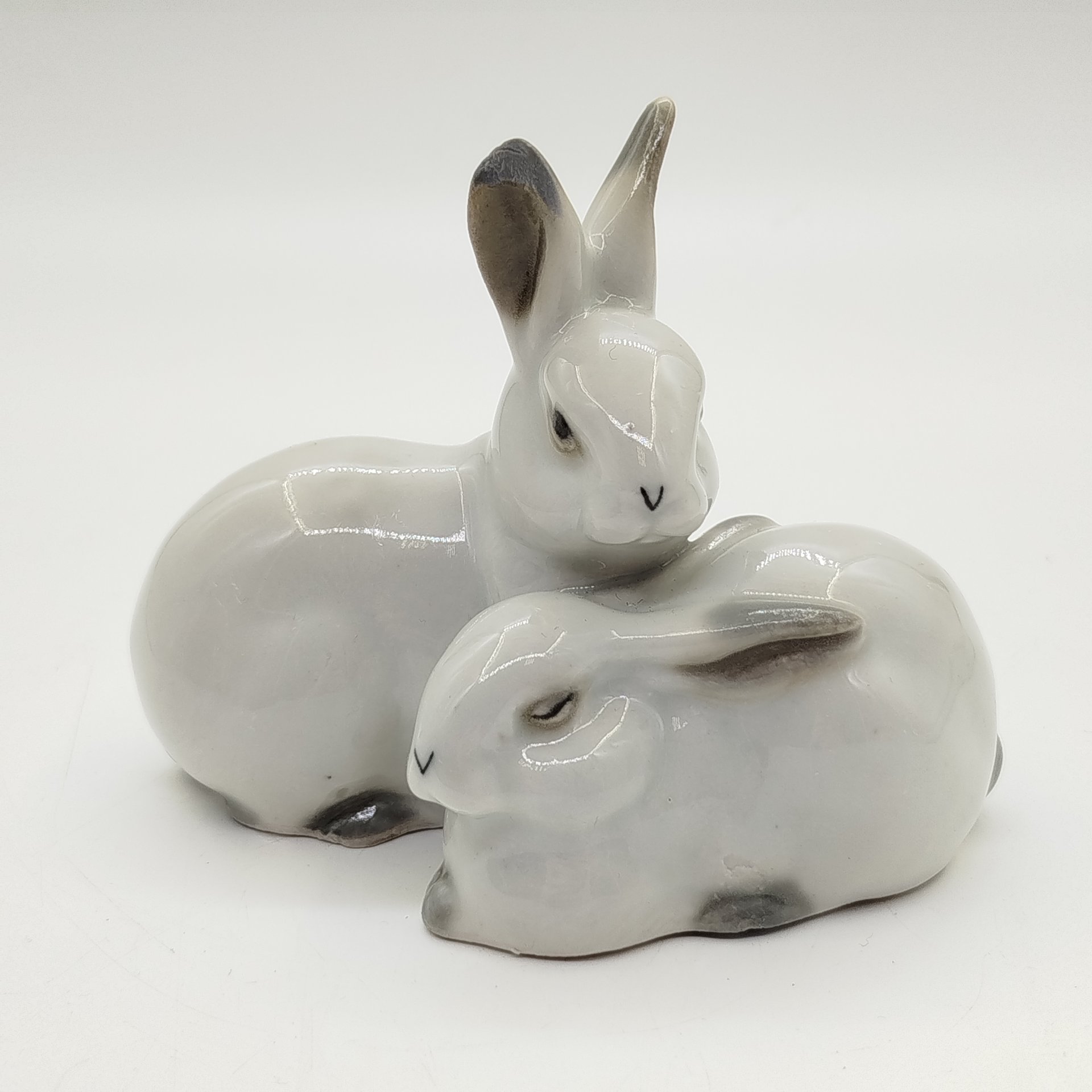 Статуэтка «Зайцы», фарфор, роспись, Артель «Прогресс», СССР, 1950-1960 гг.