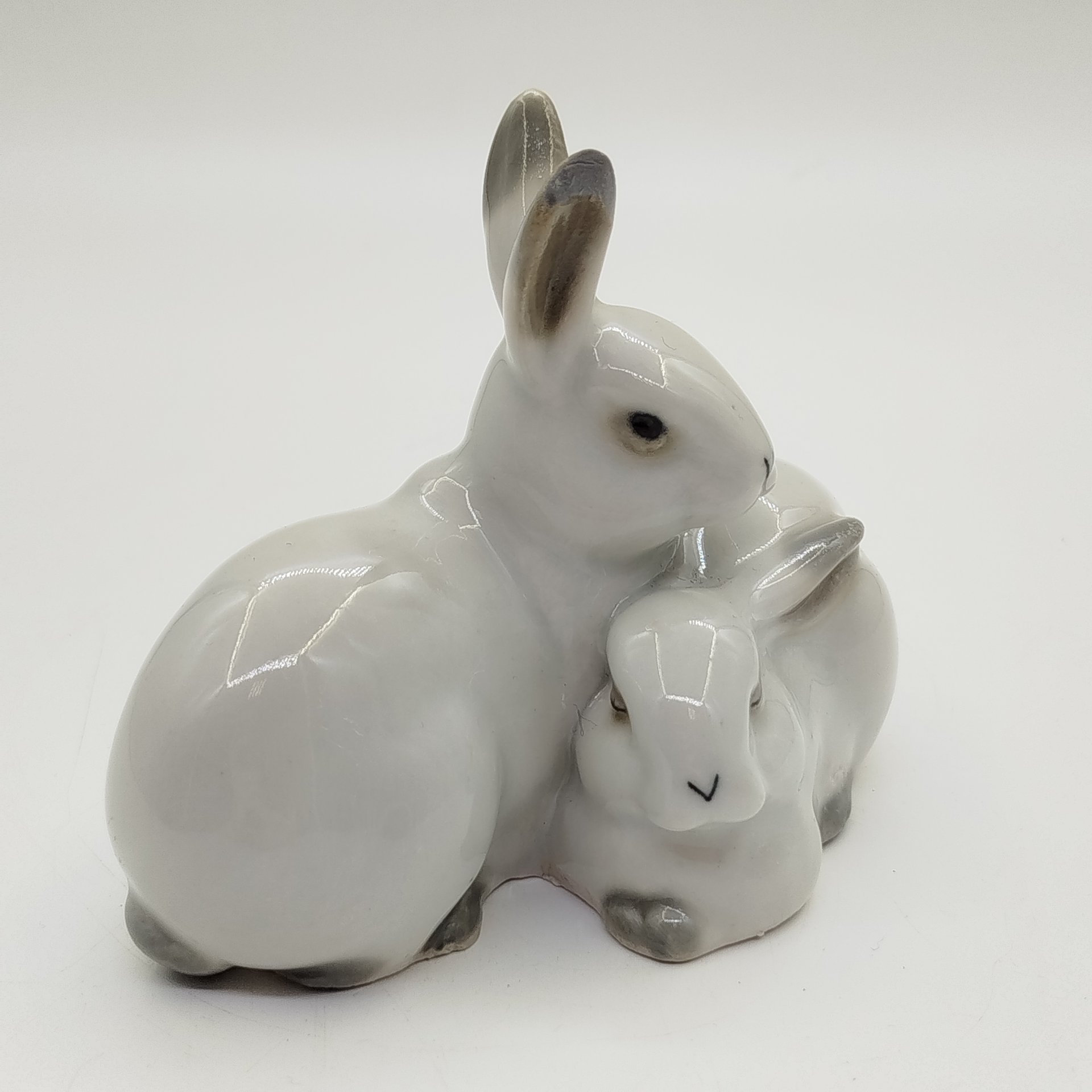 Статуэтка «Зайцы», фарфор, роспись, Артель «Прогресс», СССР, 1950-1960 гг.