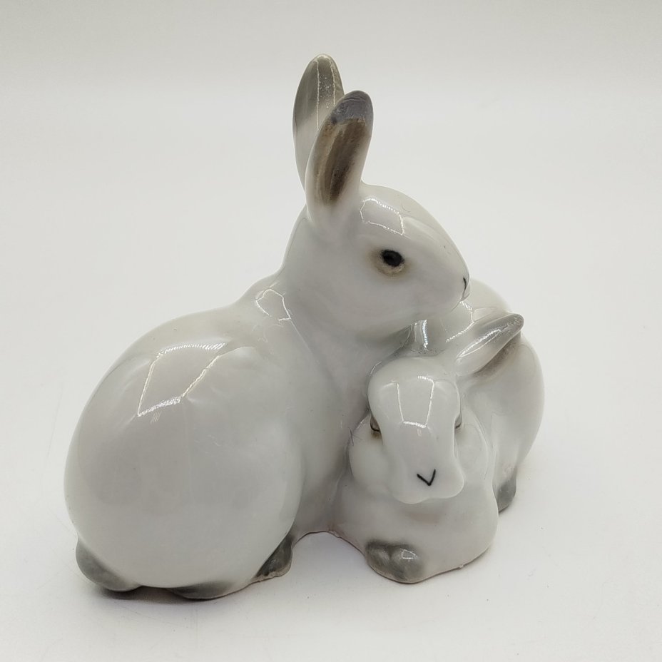 Статуэтка «Зайцы», фарфор, роспись, Артель «Прогресс», СССР, 1950-1960 гг.