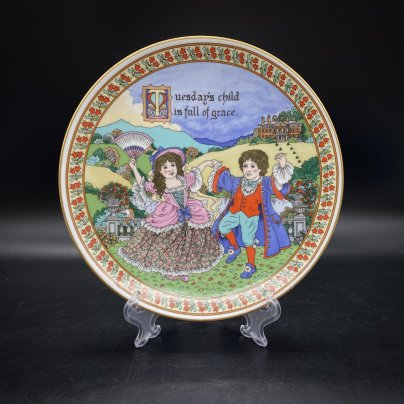 Декоративная тарелка из серии "Birthday plates"  с изображением двух детей и надписью: "Дитя вторника полно благодати" , автор Sue Scullardo, фарфор, деколь, золочение, Royal Worcester, Великобритания, 1993 г., Royal Worcester