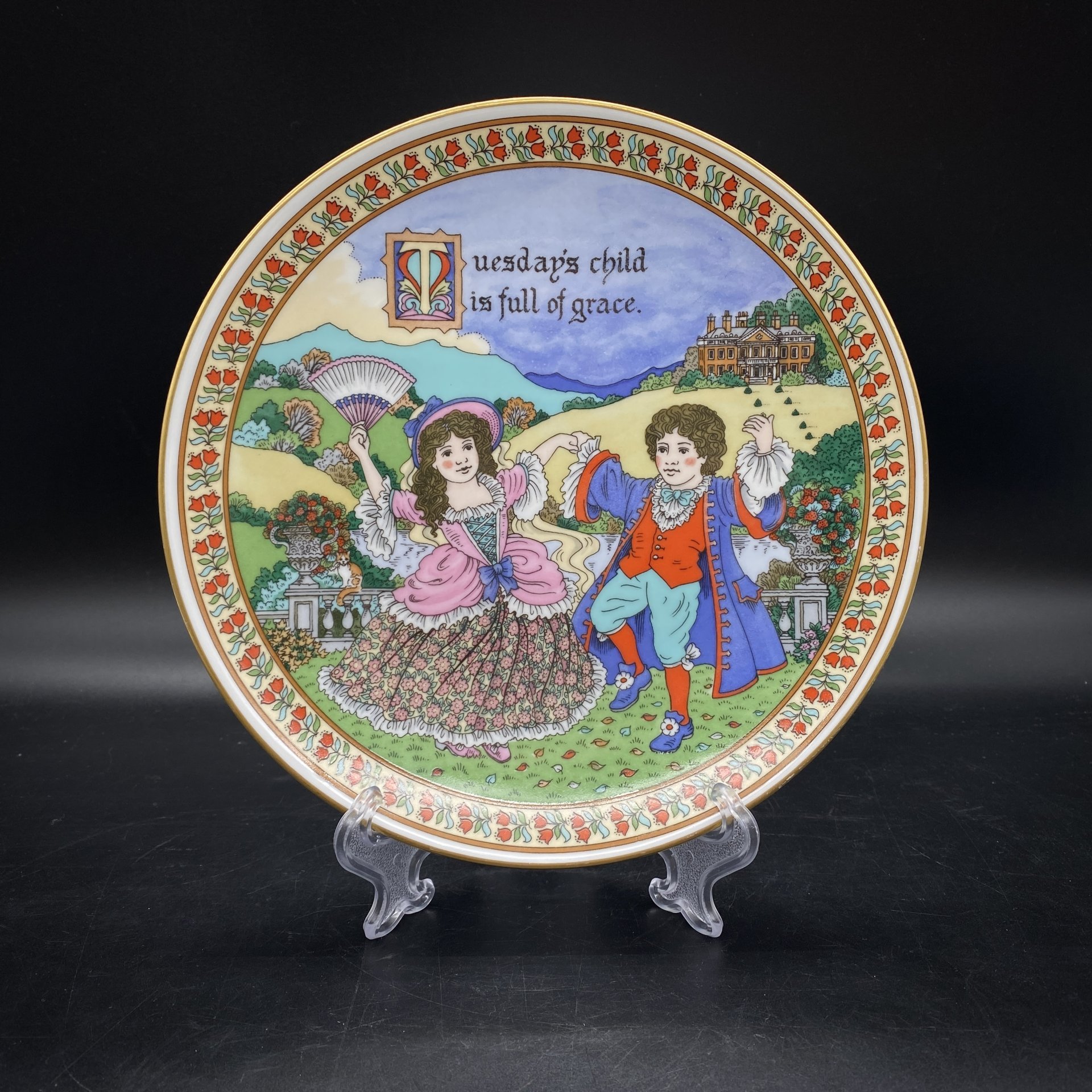 Декоративная тарелка из серии "Birthday plates"  с изображением двух детей и надписью: "Дитя вторника полно благодати" , автор Sue Scullardo, фарфор, деколь, золочение, Royal Worcester, Великобритания, 1993 г., Royal Worcester
