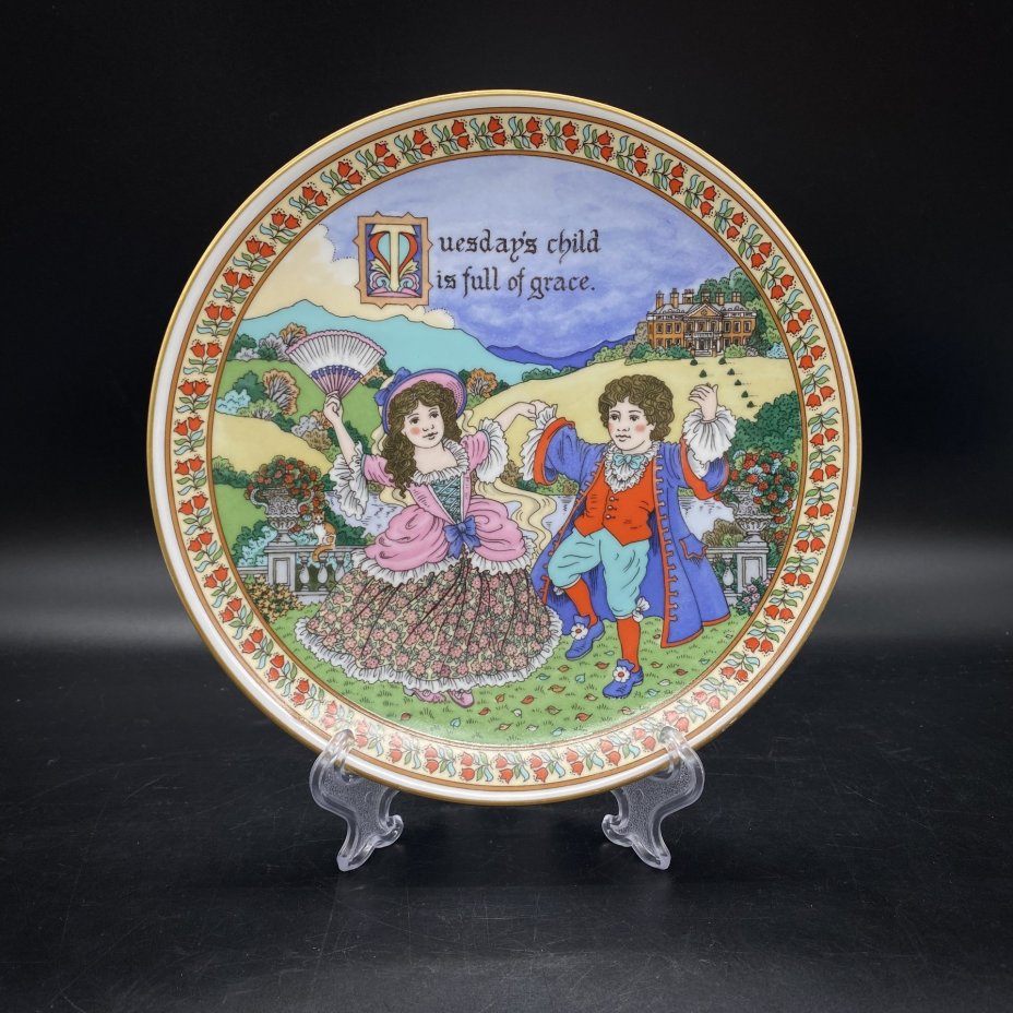 Декоративная тарелка из серии "Birthday plates"  с изображением двух детей и надписью: "Дитя вторника полно благодати" , автор Sue Scullardo, фарфор, деколь, золочение, Royal Worcester, Великобритания, 1993 г., Royal Worcester