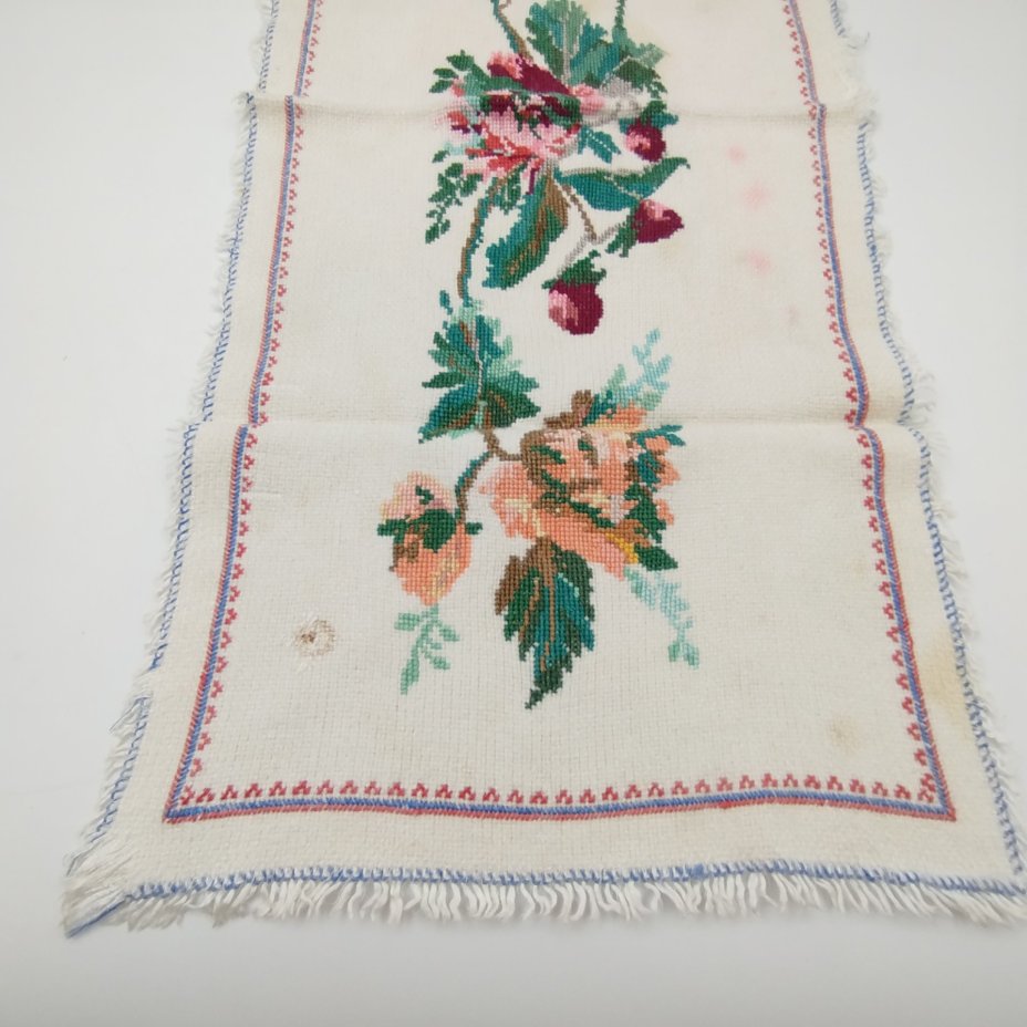 Салфетка-дорожка с цветочным мотивом