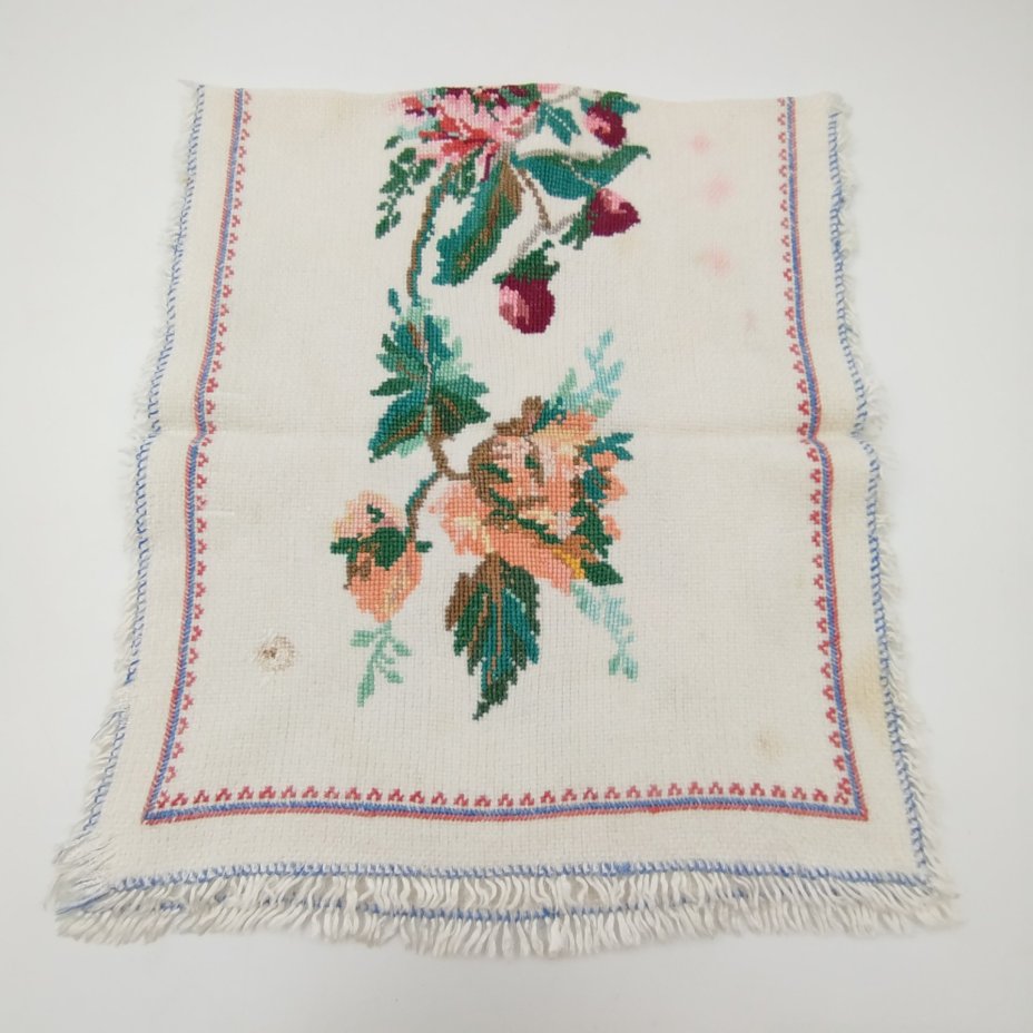 Салфетка-дорожка с цветочным мотивом